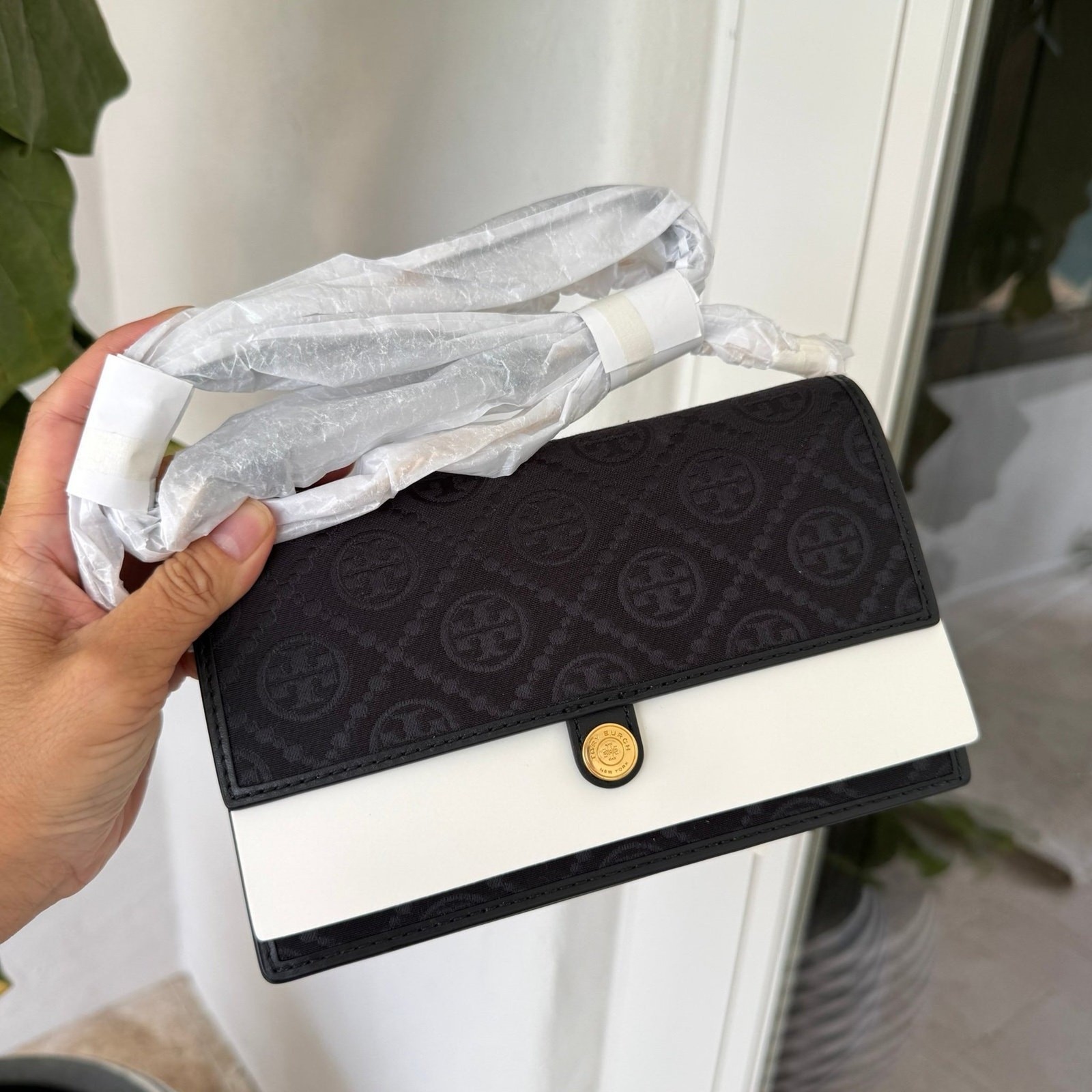 TORY BURCH T Monogram Chain Wallet Crossbody 160487 Black $390