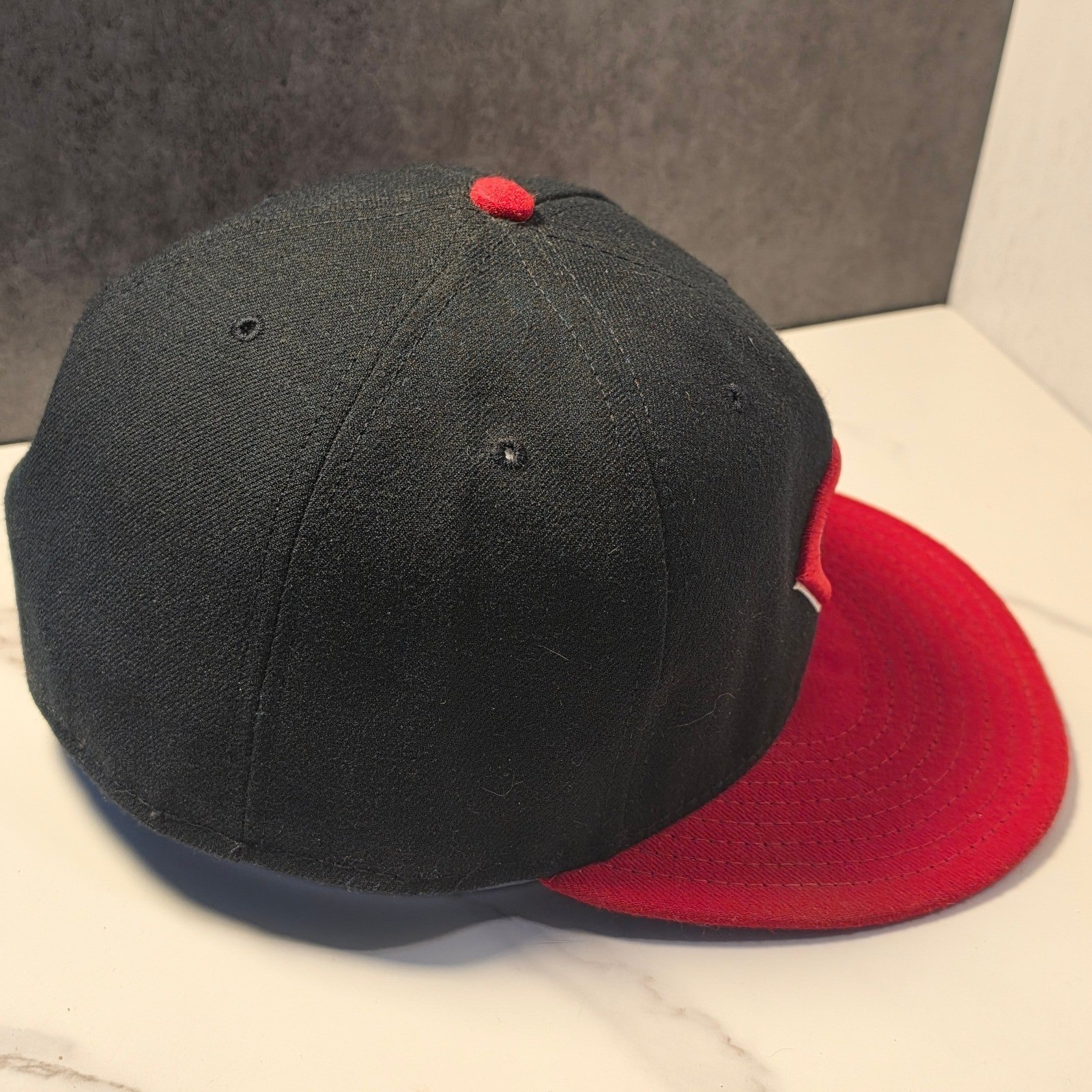 New Era 59FIFTY Cincinnati Reds Fitted Hat 7 5/8 Black Red MLB On-Field Cap
