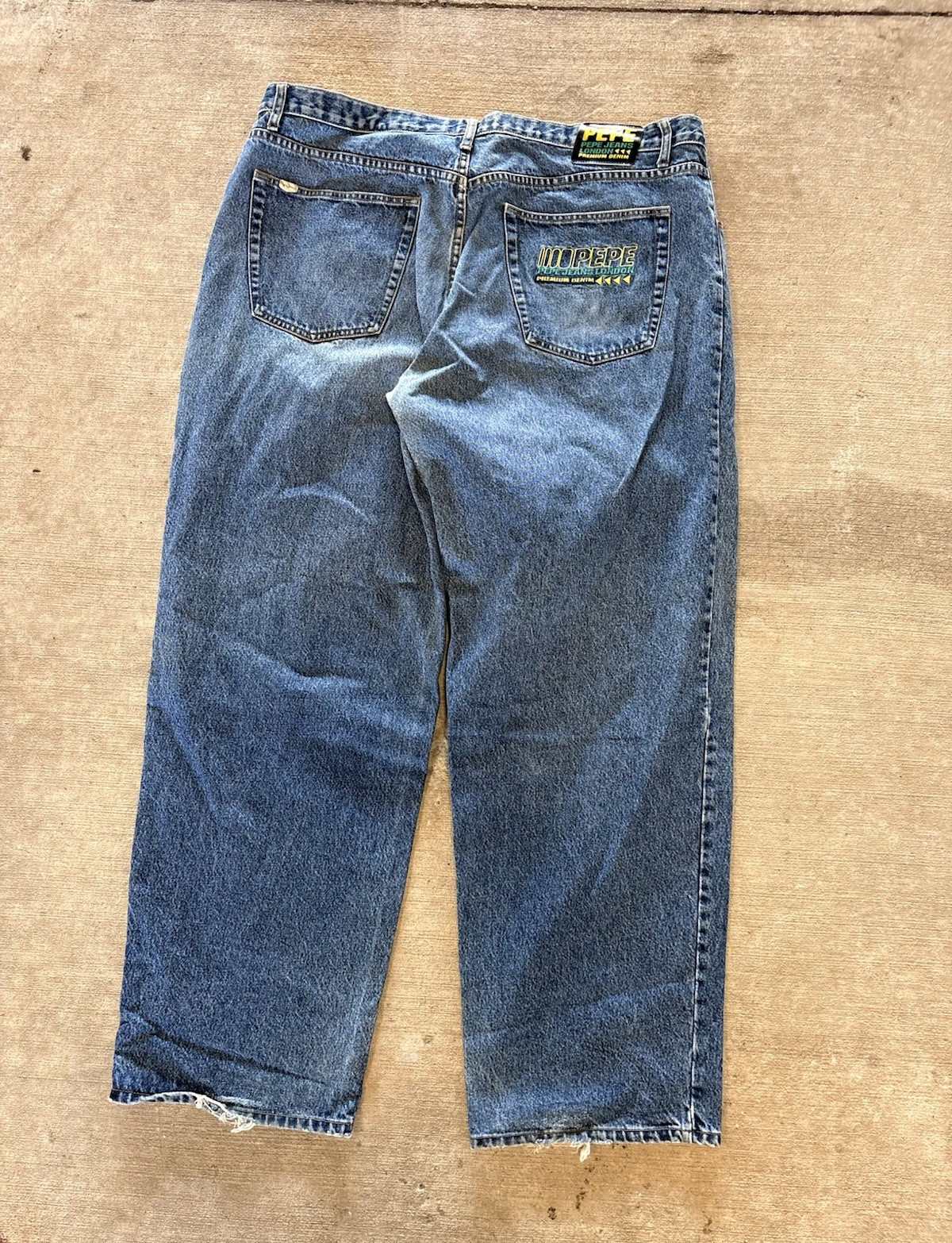 Pepe Jeans Men’s Blue Medium Wash Straight Regular Fit Mid Rise 5-Pocket Jeans