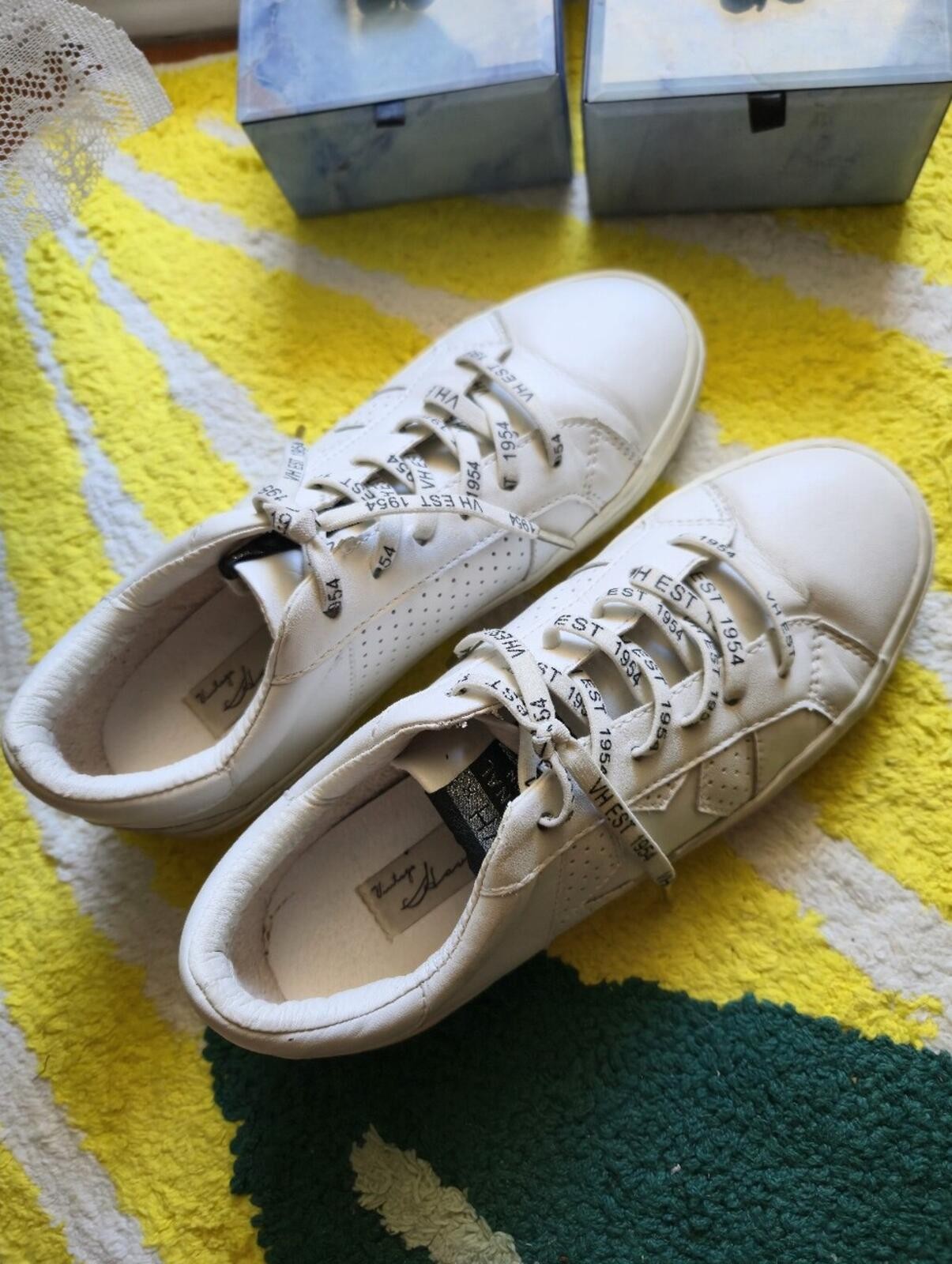 Vintage Havana White Perforated Low Top Sneakers with Star Branded Laces Sz 7.5