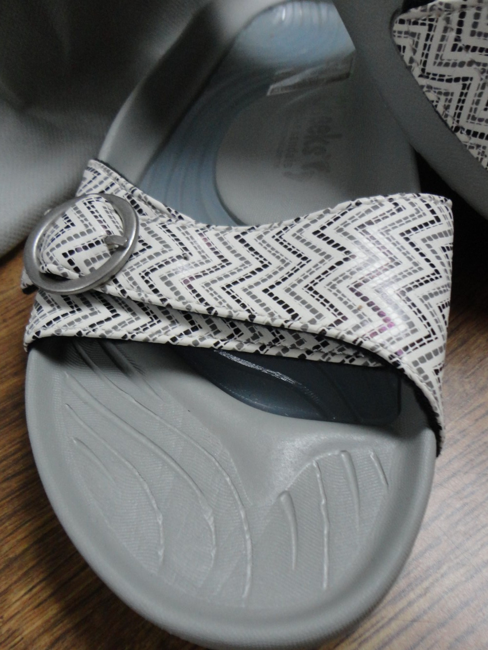 Cheeks Women’s Sandals, NEW ! Chevron Silver Gray Size 9 Slide On Walking