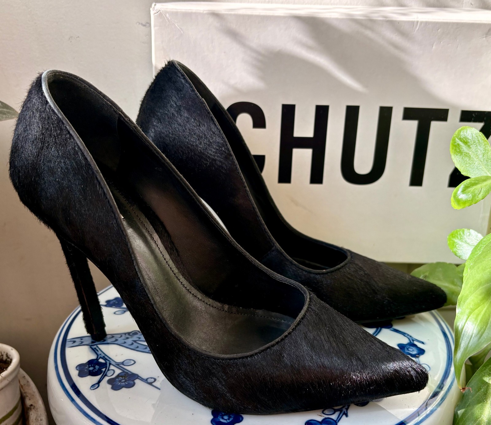 Schutz Gilberta – Black pointed calf hair pumps