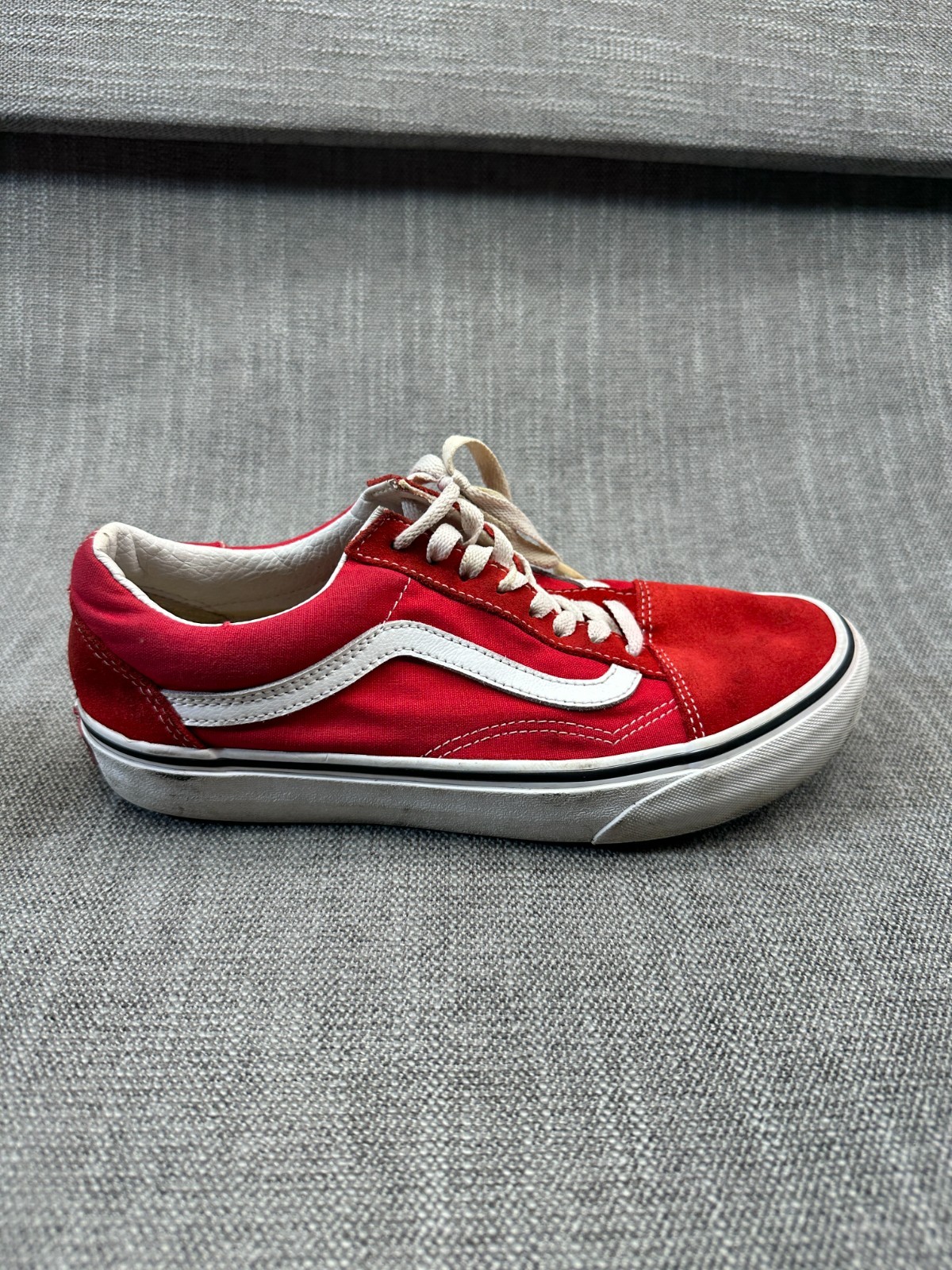 Vans Old Skool Unisex M7.5/W9 Skateboarding Shoes Red Suede Athletic Sneakers