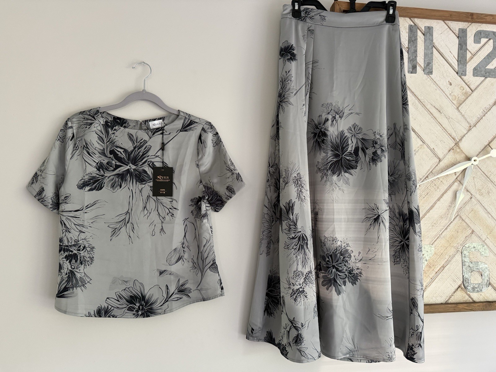 Mooyius Dress Women’s 2 Piece Silver-Gray Floral Maxi Set Skirt & Blouse XS $350