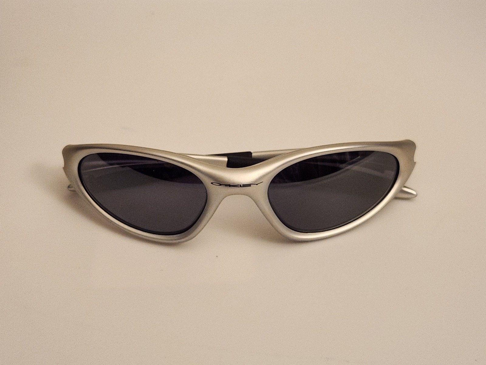 Vintage Oakley Minute Minute 1.0 Gen2 Sunglasses Sliver Frame Black Lenses Y2K