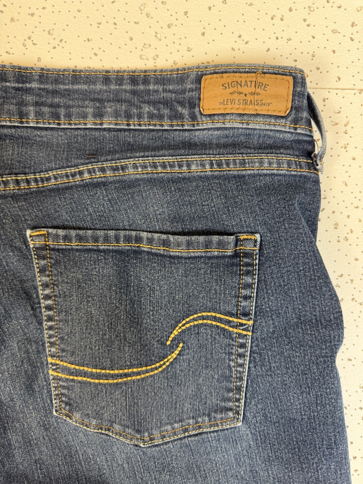 Signature by Levi Strauss Modern Straight Jeans Women’s 20M Medium Wash Stretch