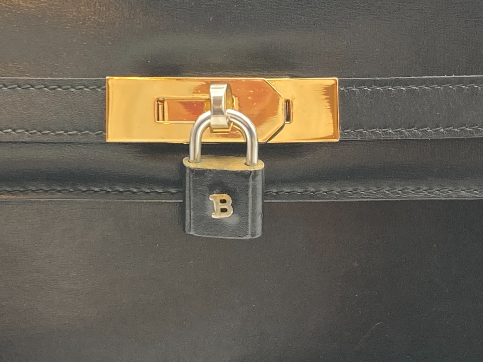 Bally Hand Top handle Bag Classic Black Leather 32cm Authentic