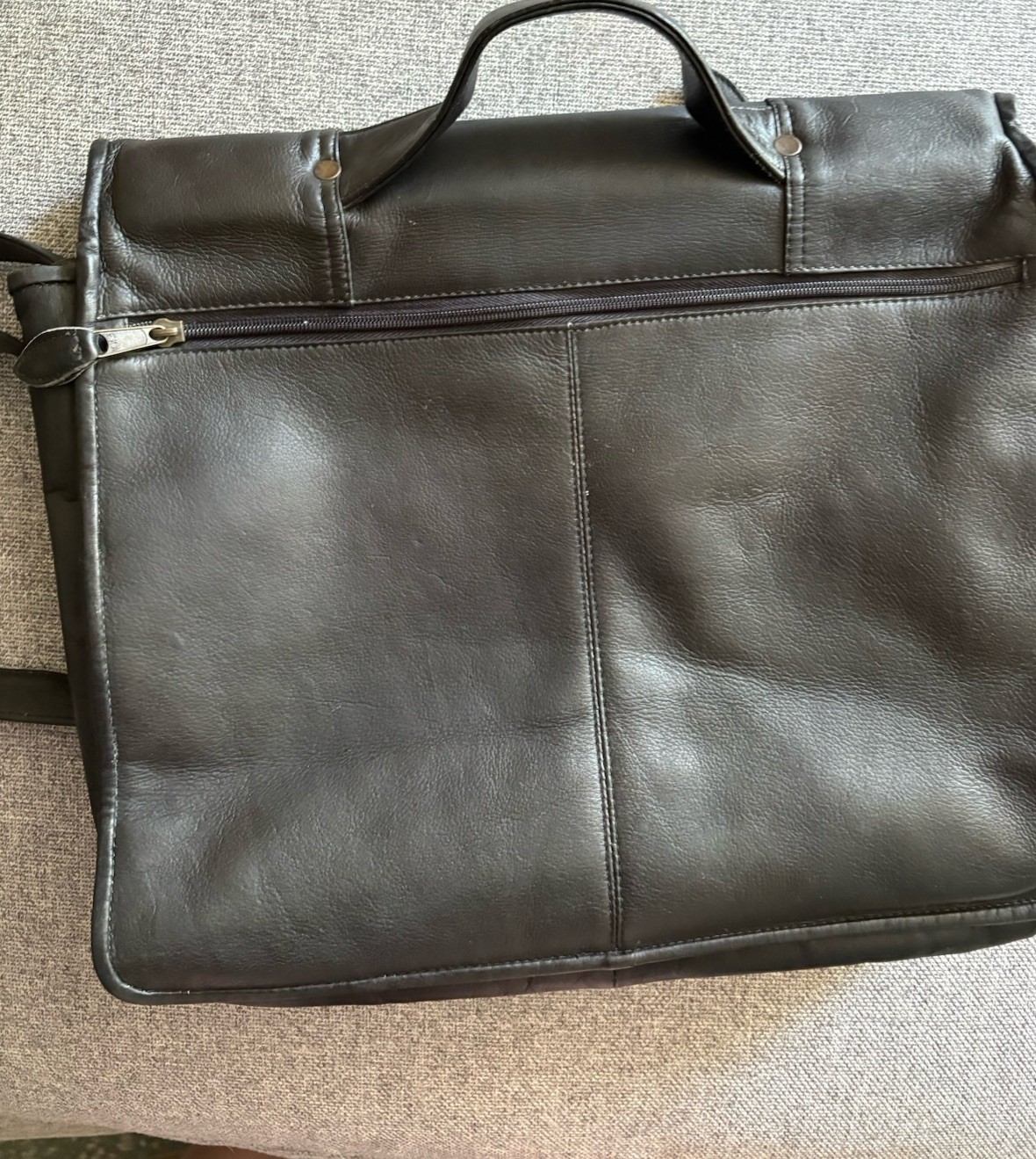 Vintage 90s Wilsons Leather Messenger Bag – Made in Colombia – Large Ring Detail