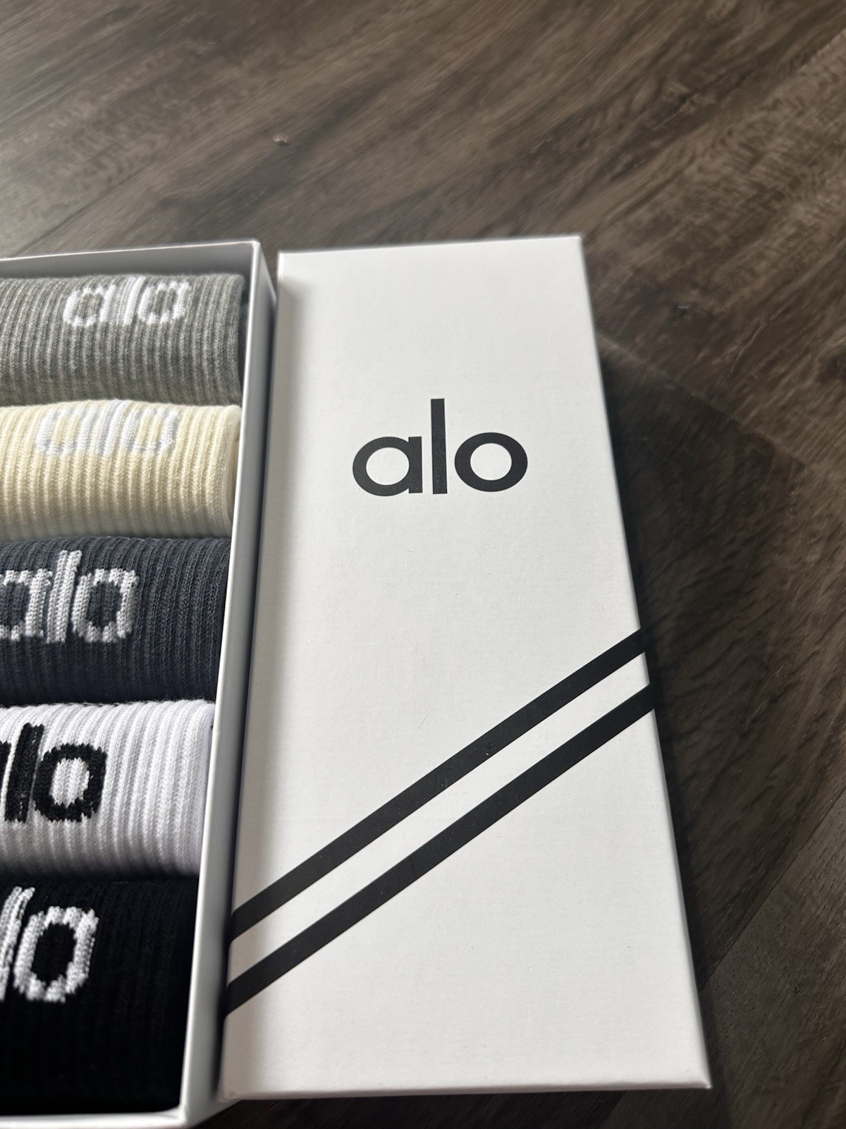 ALO Women’s Crew Socks 4-Pack Multi-Color Solid Mid Calf One Size