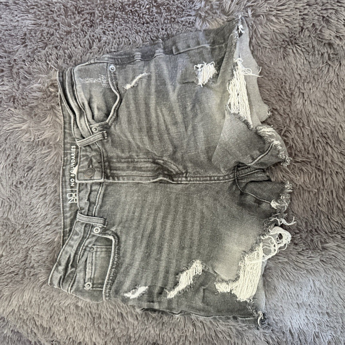 No Boundaries Women’s High Rise Light Wash Gray Distressed Cut-Off Shorts 5