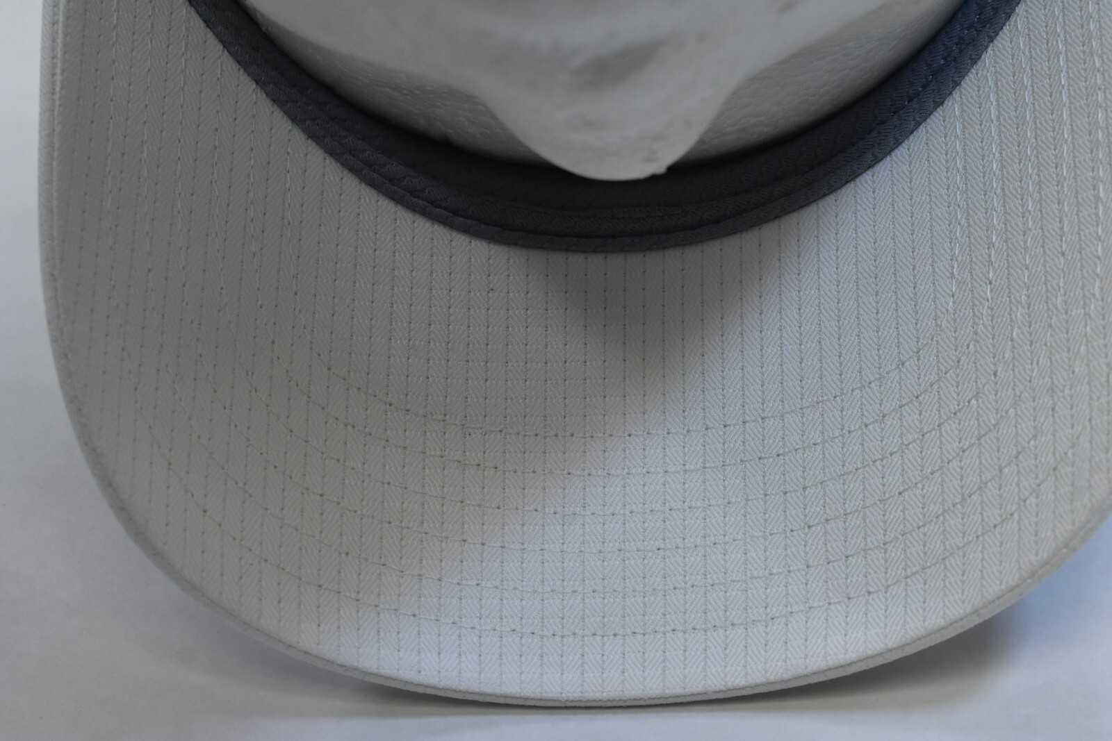 Under Armour UA Iso-Chill ArmourVent Stretch Fitted Baseball Cap White Adult M/L