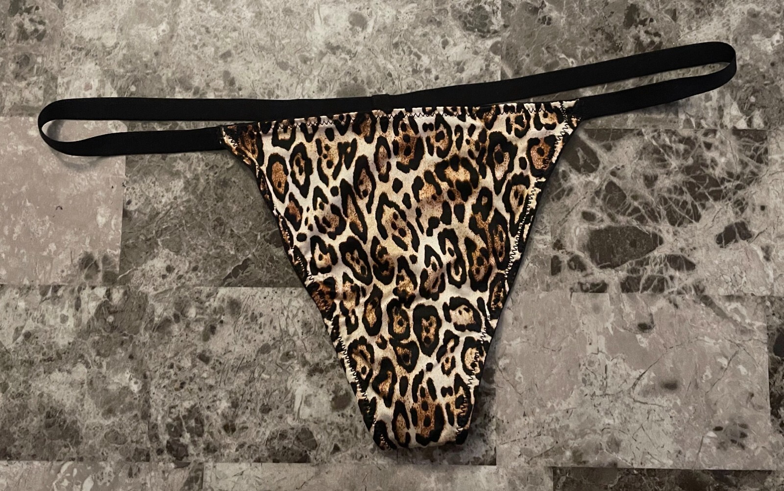 NWOT VICTORIA’S SECRET SMALL SATIN SMOOTH LEOPARD SMOOTH RARE V STRING PANTIES