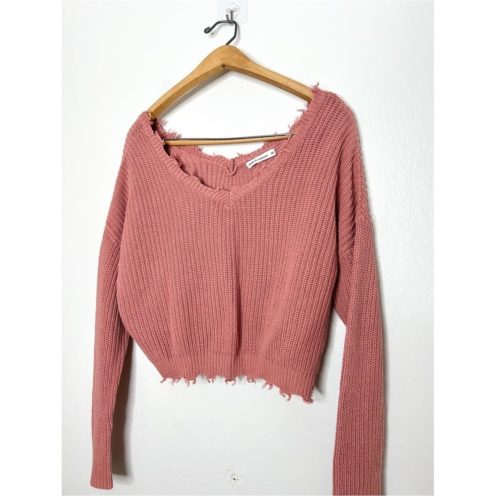 Moon & Madison Distressed Raw Edge Cropped V Neck Knit Sweater Salmon Pink M