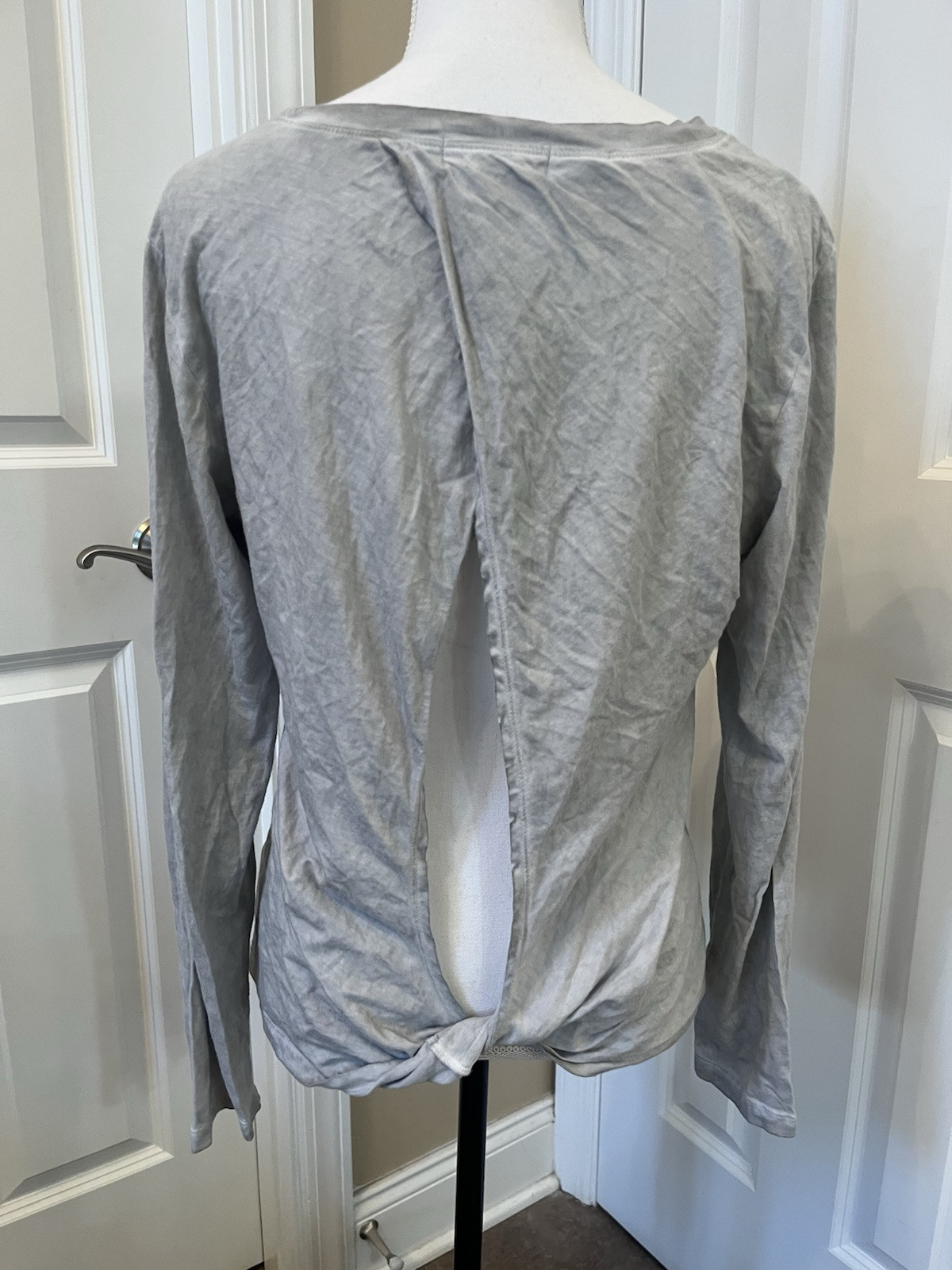 Cloth & Stone M Twisted Open Back Light Washed Gray Long Sleeve Lightweight Top