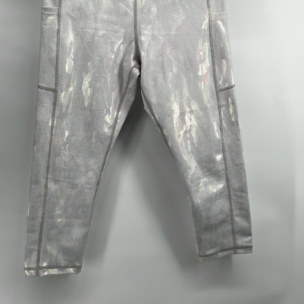 Zyia Silver Camo Metallic Pocket Light n Tight Hi-Rise Capri 20″ Leggings 8-10