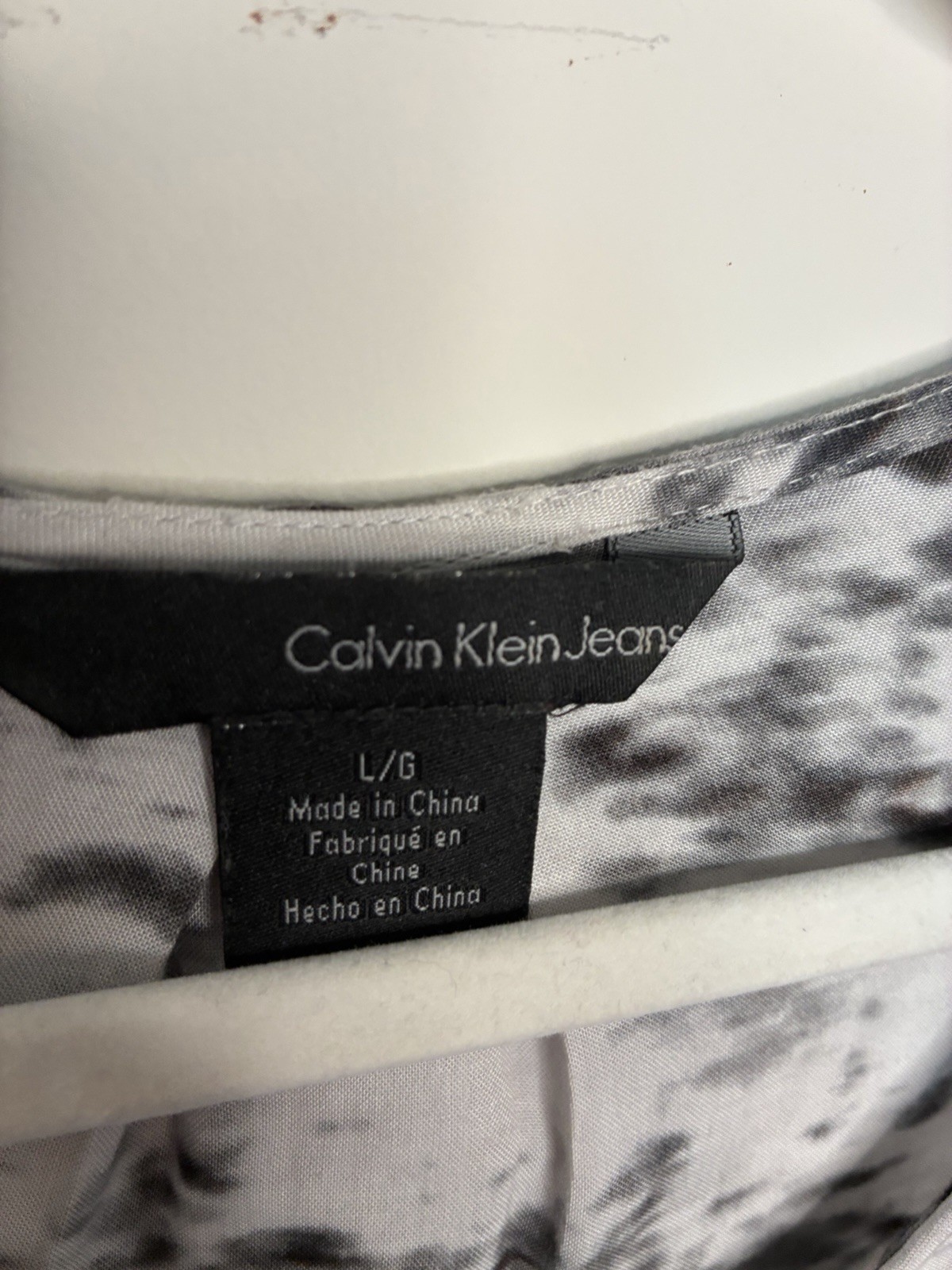 Calvin Klein Jeans Women’s L Regular Black/White Abstract V-Neck Pullover Blouse