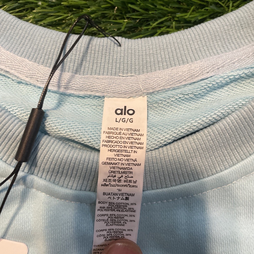 ~AIo Yoga Sports SetAccolade Crewneck Pullover+Shorts ~ Size Large (Light Blue)