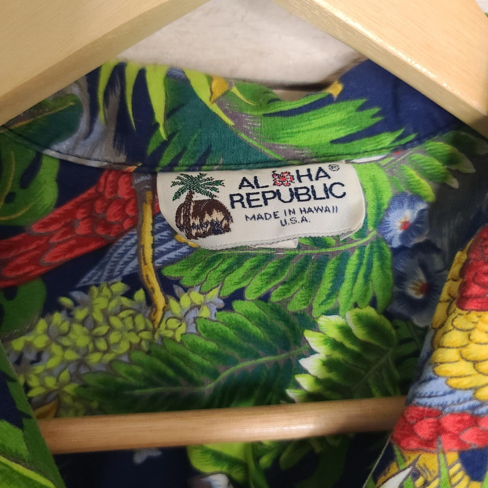 Cabana Core Vintage Parrot Domination Men’s Medium Hawaiian Shirt Aloha Republic