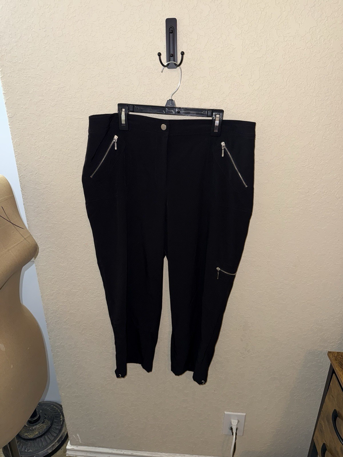 Zenergy by Chico’s Women’s Cargo Capris Size 1 Black Zip Pockets