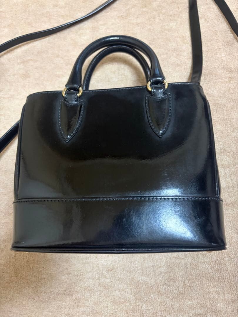 MaxMara Black Patent Leather Shoulder Bag Adjustable Strap Gold Hardware 22cm