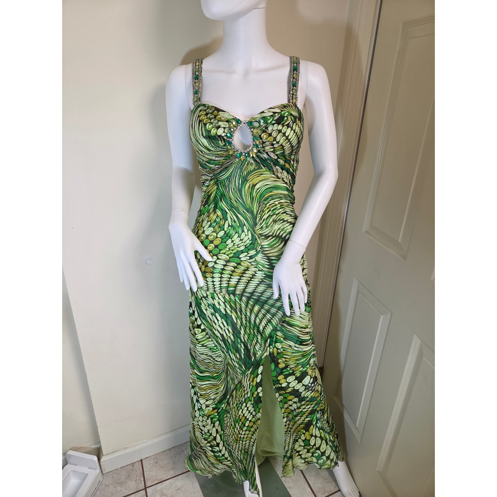 Mori Lee Madeline Gardner Green Silk Beaded Keyhole Formal Gown Dress Size 1/2