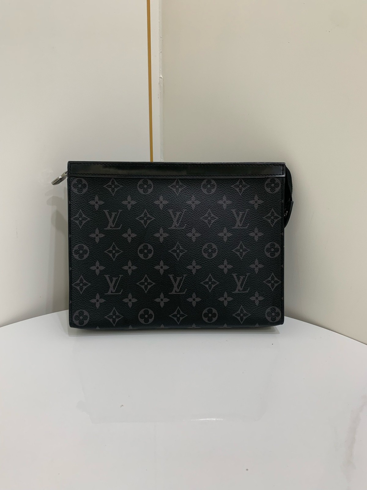 Louis Vuitton black clutch bag (27*20*6)cm