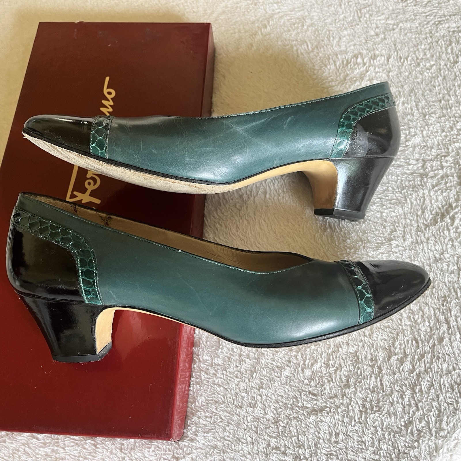 Salvatore Ferragamo Green/Black Leather Cap Toe Almond Pumps Womens US 7B