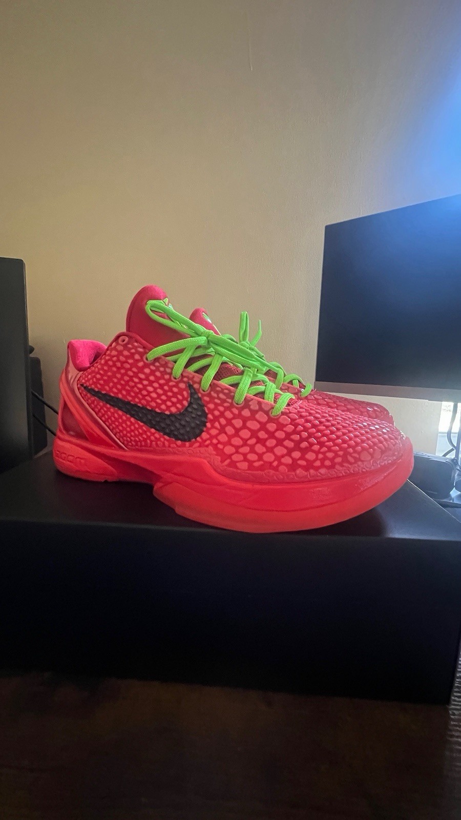 Nike Kobe Bryant Low – Reverse Grinch – **VNDS** Size 9