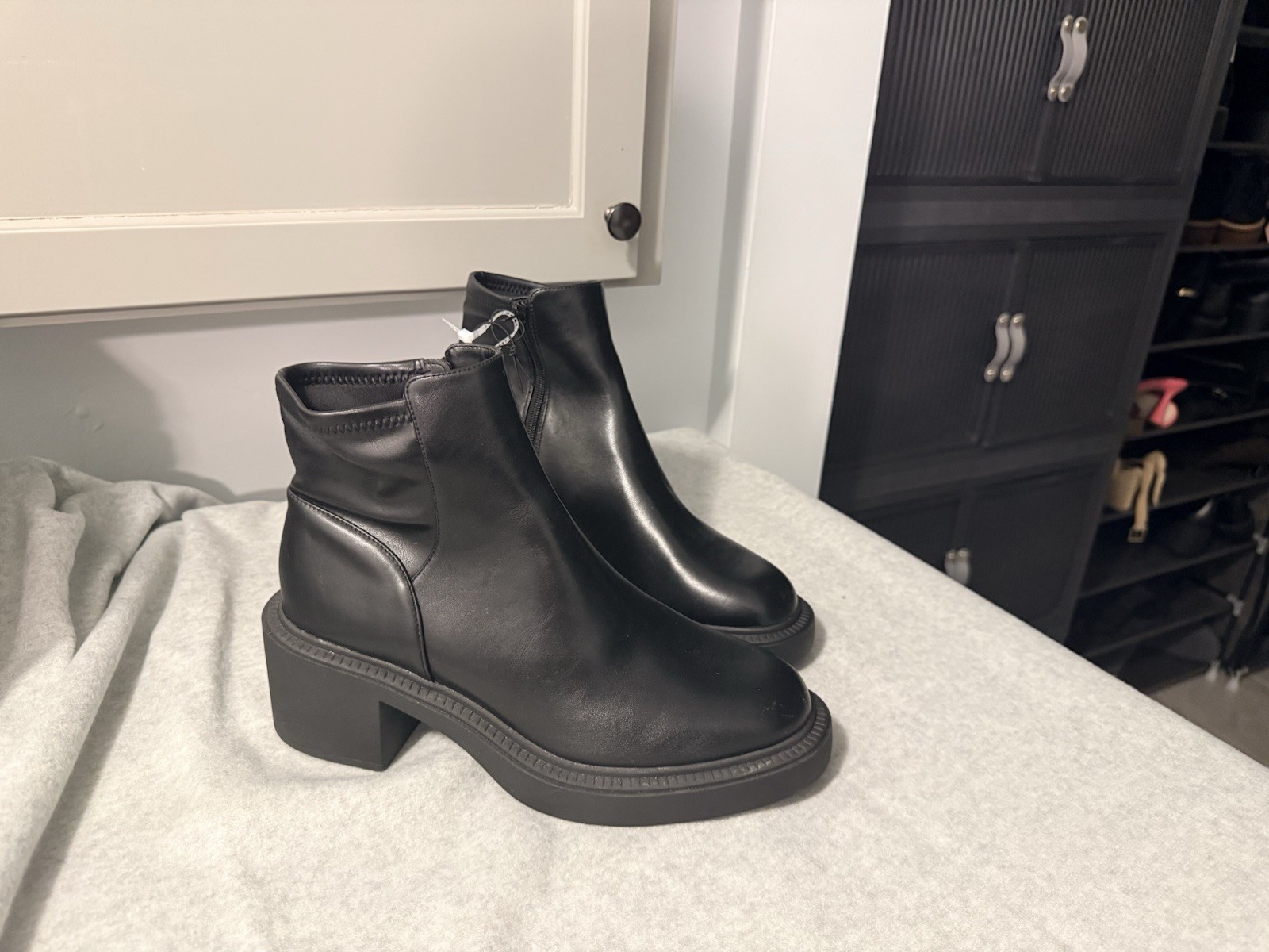 Steve Madden Women’s Chelsea Boots with Block Heal In Black Size 11.6 M US NWT