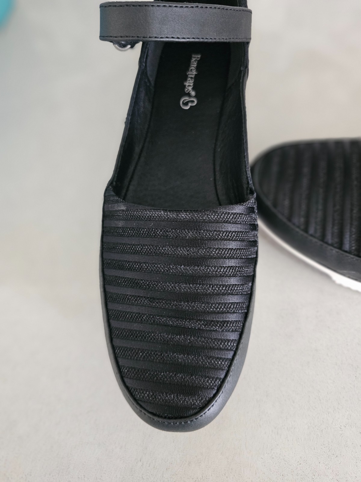 Womens baretraps size 8 black new in box