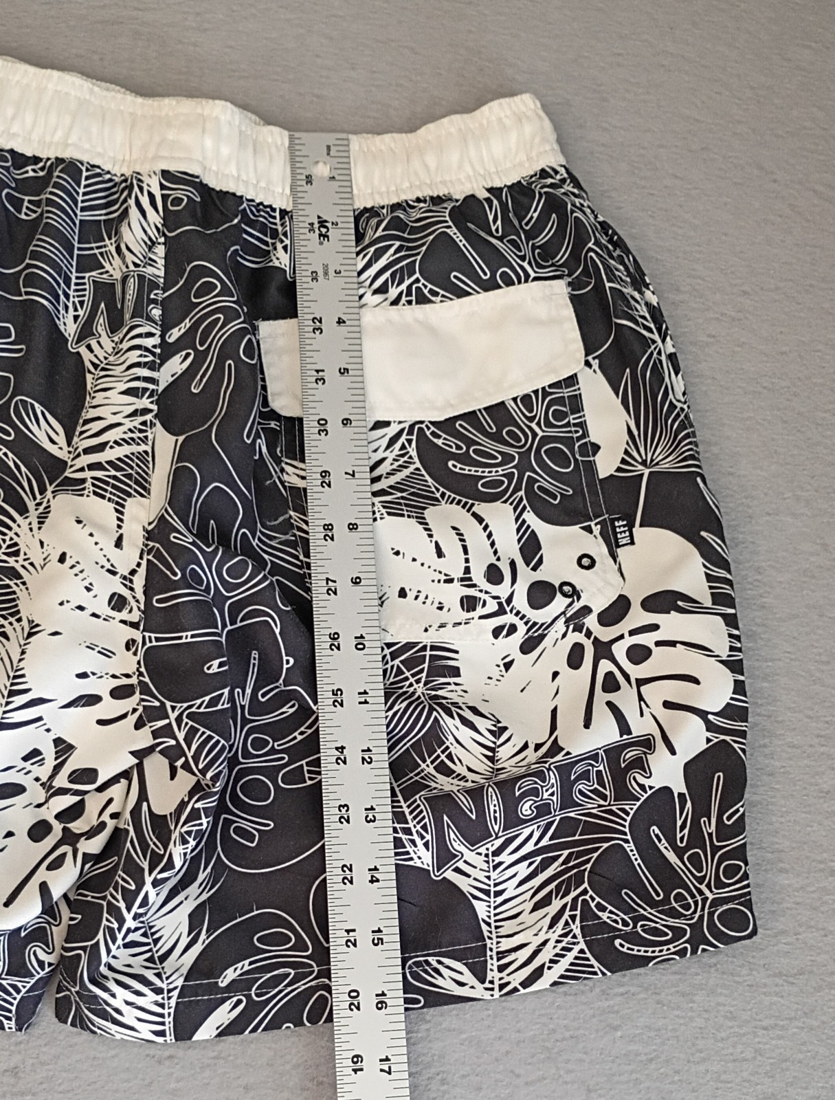 Neff UnLined Draw String Tropical Board Shorts Men Size Small Black/White