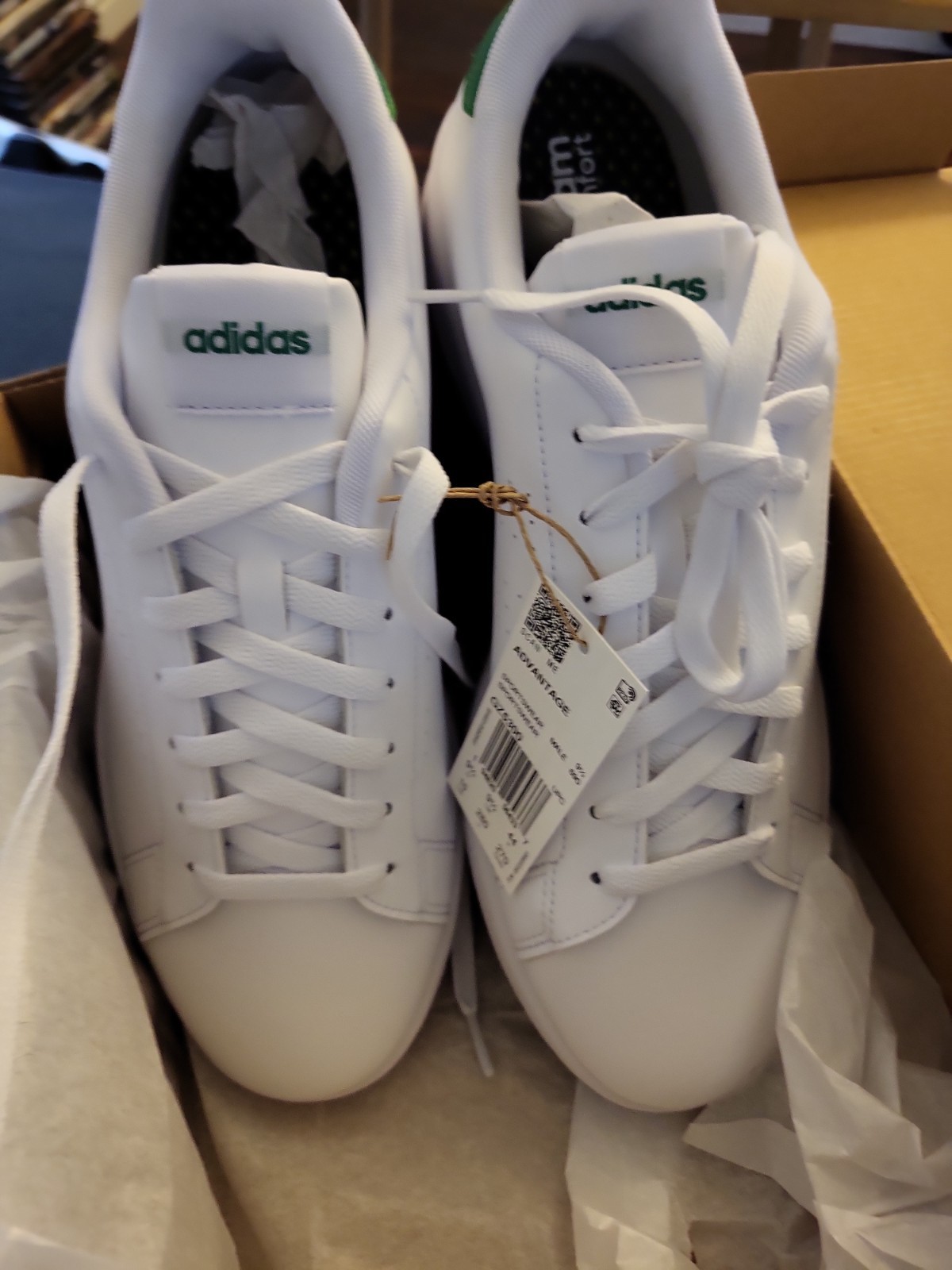 Adidas men Advantage Shoes White / GREEN size 10. Brand New