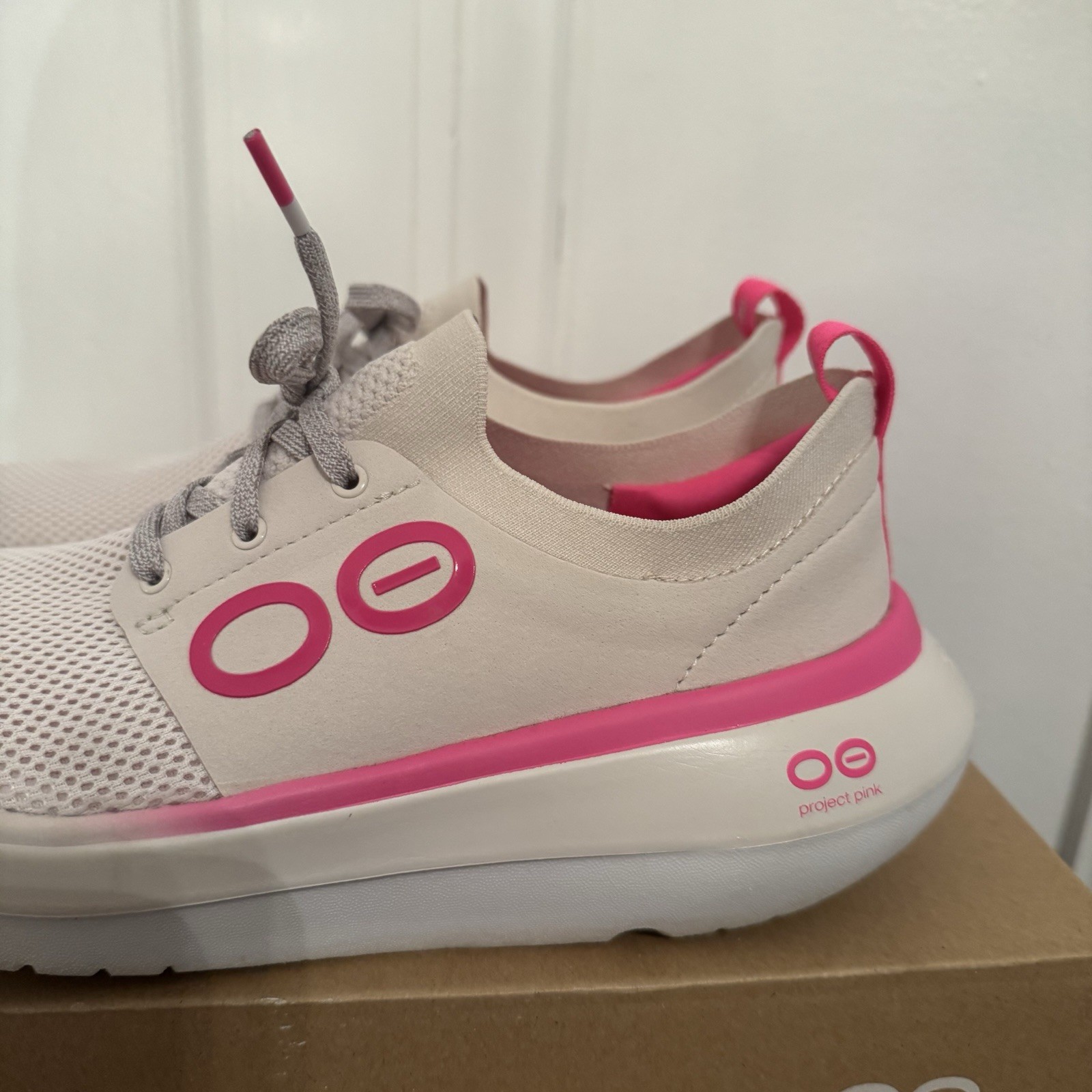 OOFOS OOmy Stride White Mesh Recovery Foam Sneakers Women’s Sz 8 Shoes Pink