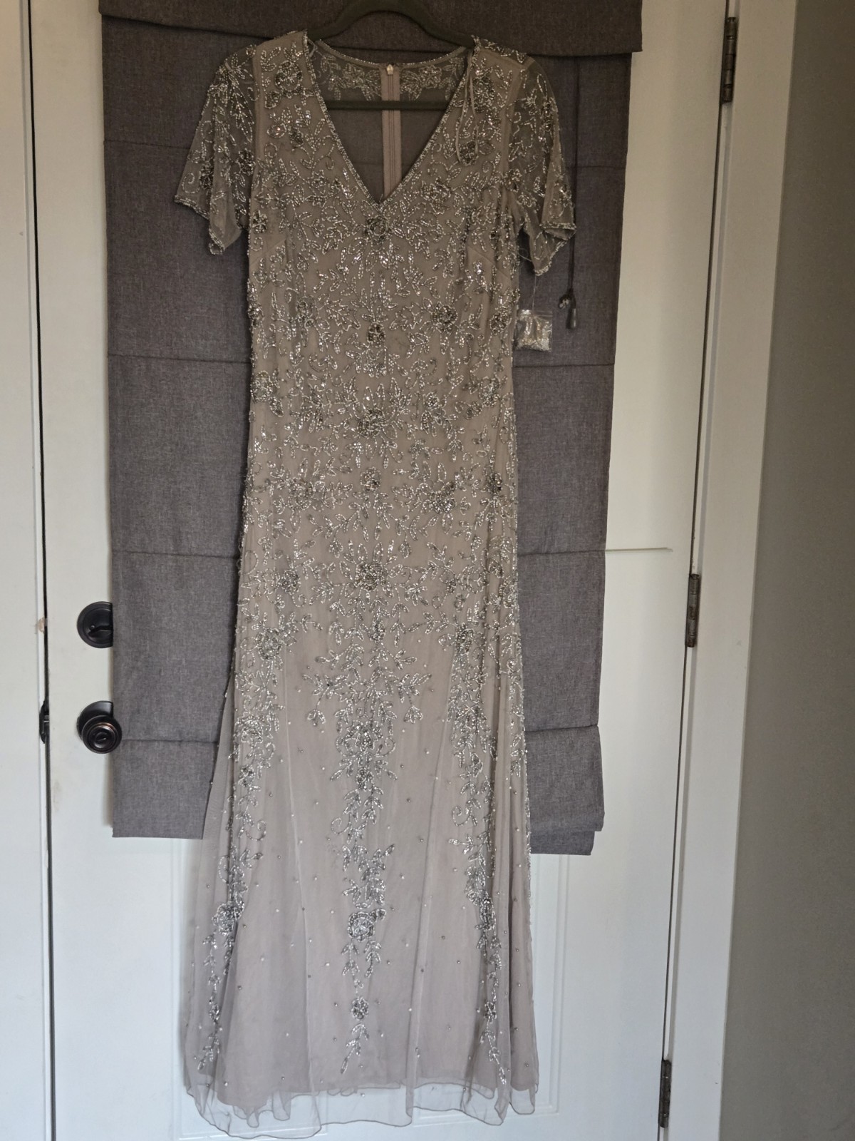 $269 Pisarro Nights Evening Gown Maxi Beaded V Neck Size 8 Silver