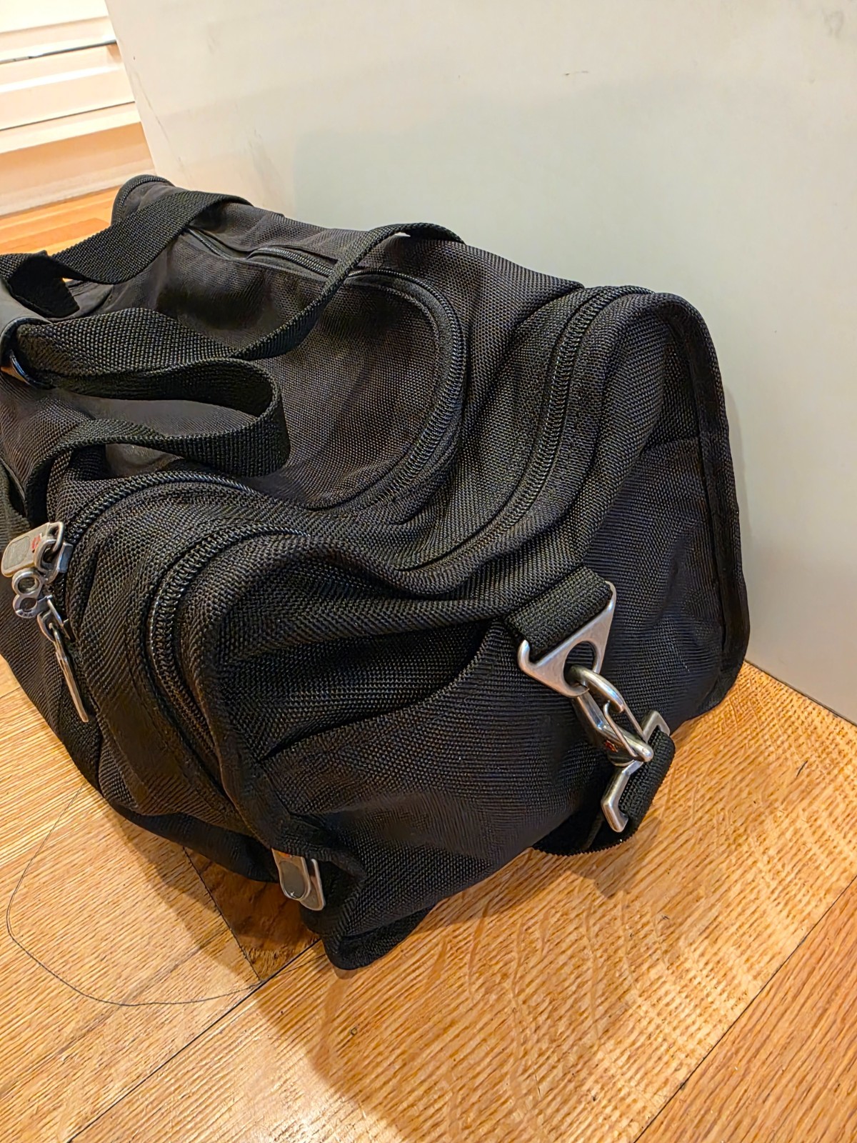 Victorinox Swiss Army NXT Black Canvas Duffle Bag Travel Luggage 20 x 10 x 10