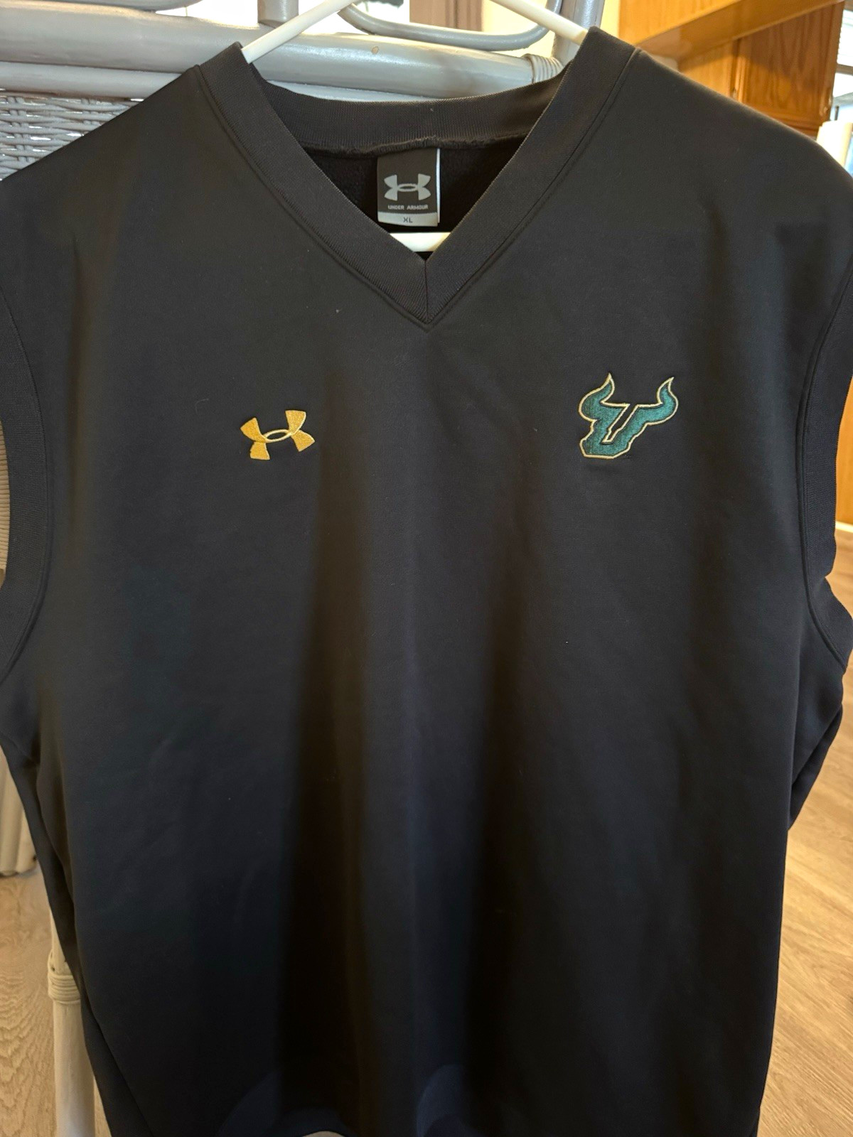 Under Armour Golf Mens XL Black Sleeveless V-Neck Pullover Polyester T-Shirt