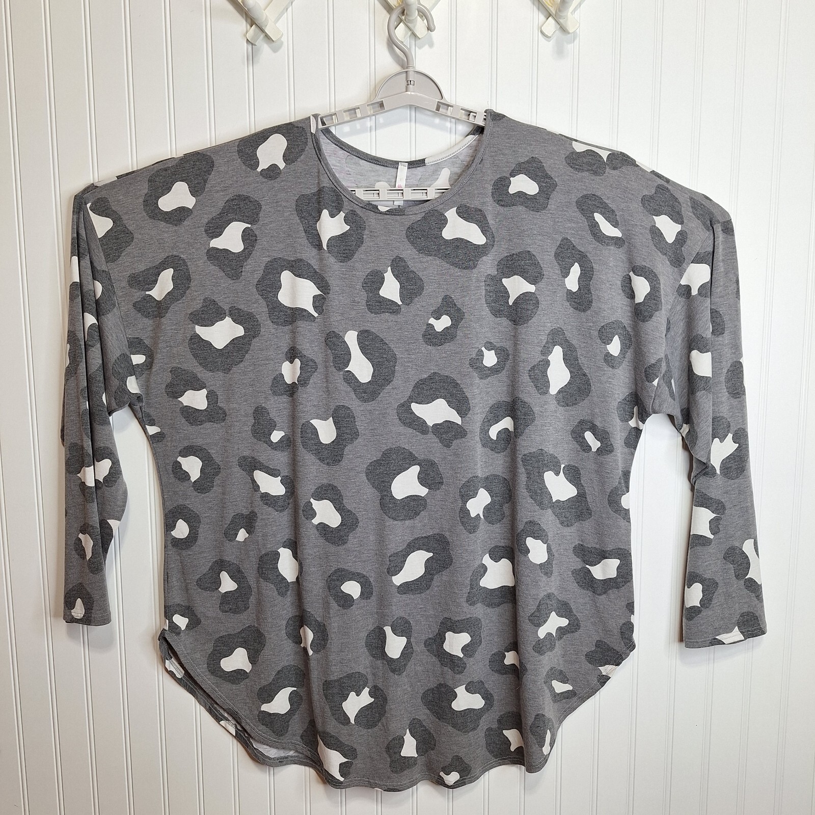 Unbranded Boutique Pullover Tunic Top Womens Size 5X-Large Gray Animal Print