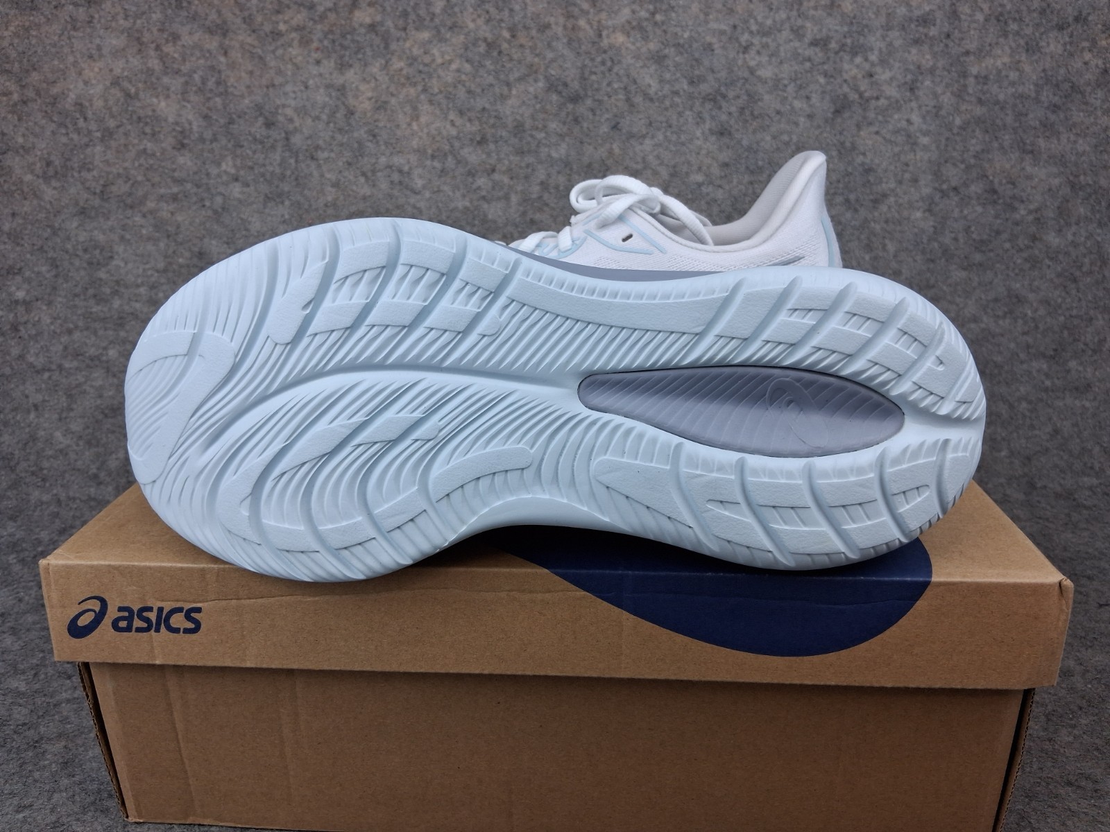 Size 10 – Asics Gel-Cumulus 26 Mens Wide (2E) White/Cool Gray 1011B793-102