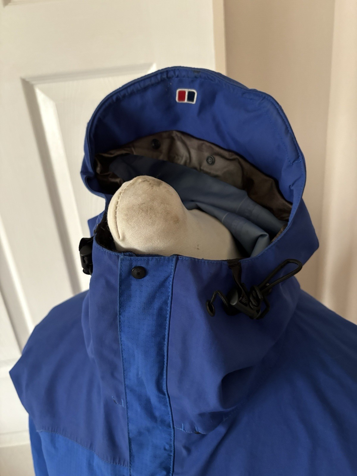 Men’s Blue Berghaus Goretex XCR Jacket Size Large