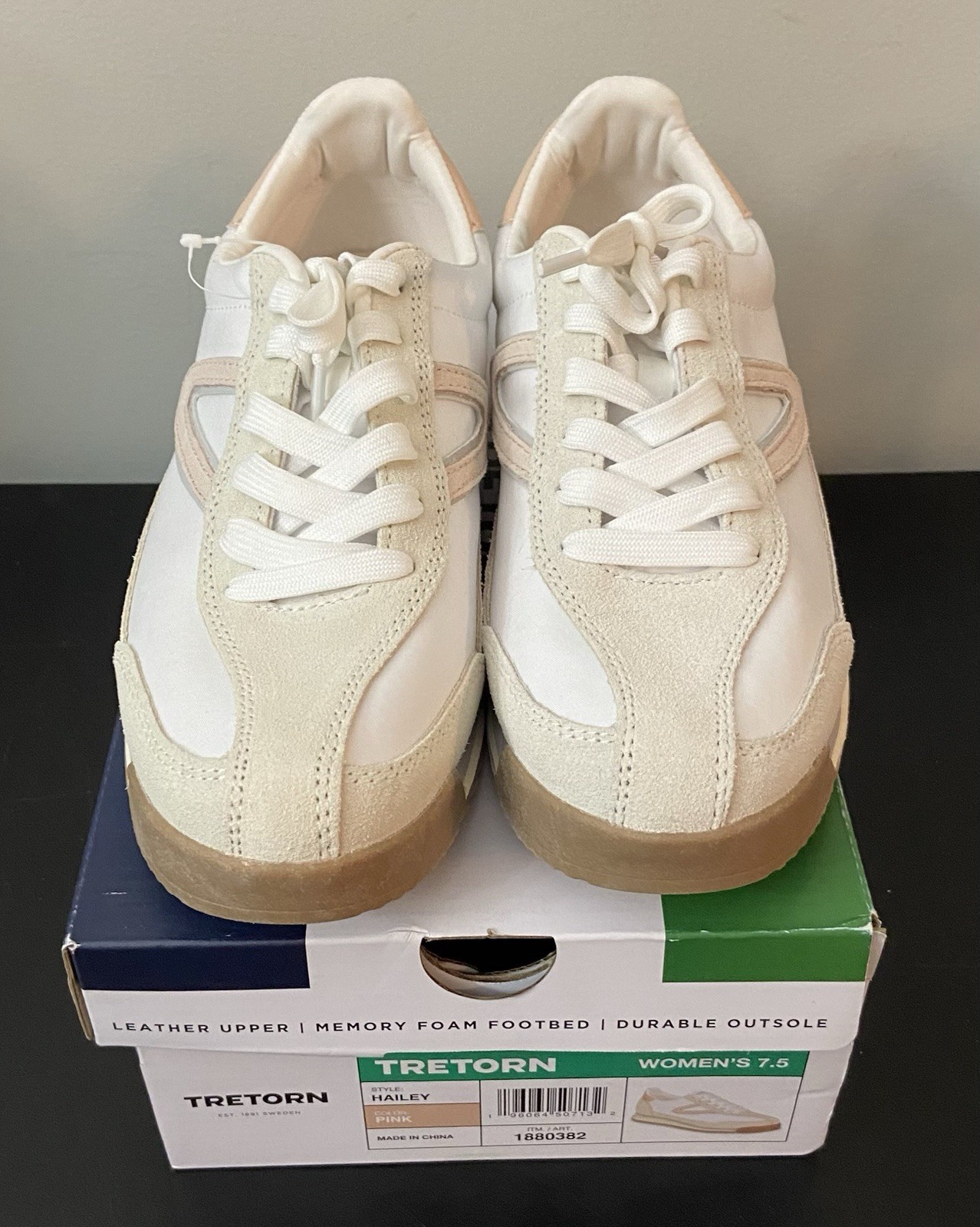 NIB Tretorn Womens 7.5 Hailey Leather Upper Sneaker Memory Foam Footbed