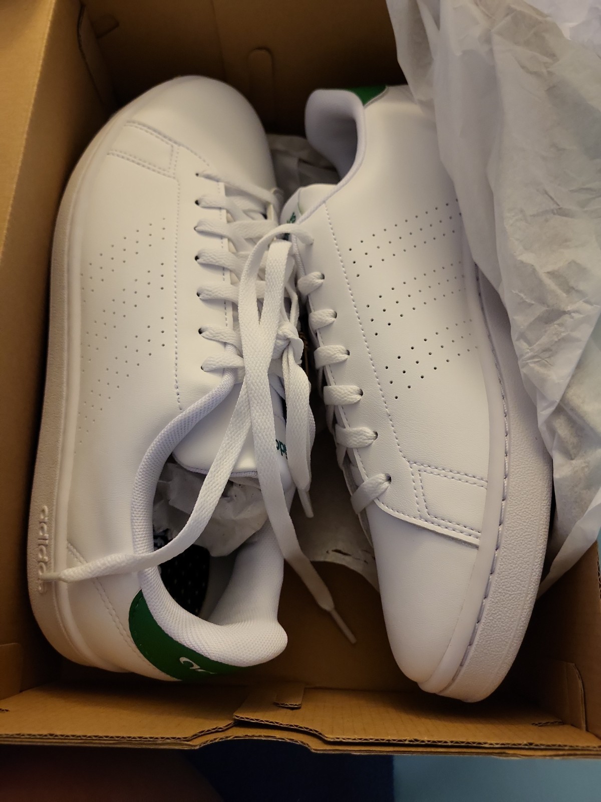 Adidas men Advantage Shoes White / GREEN size 10. Brand New