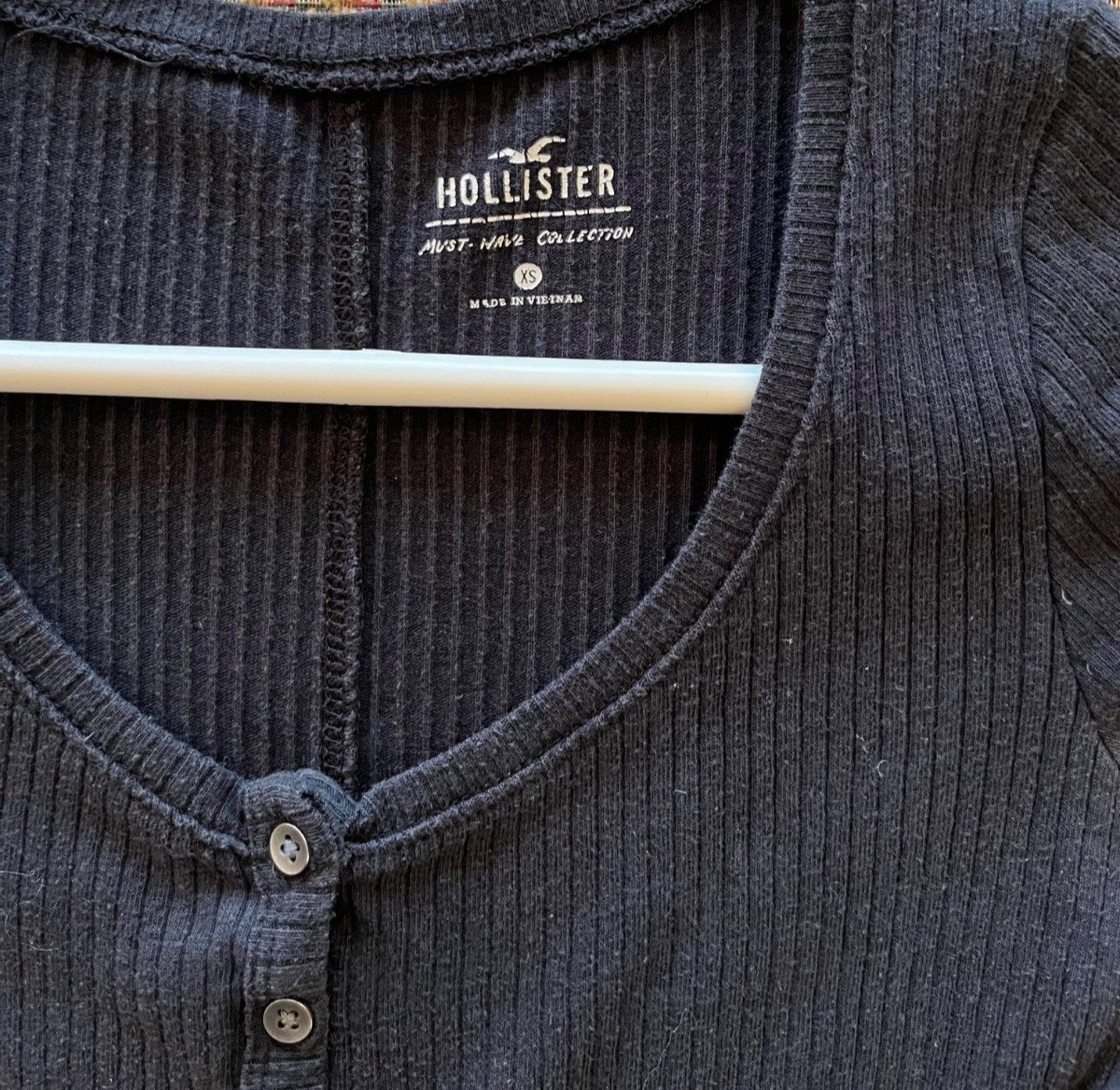 Hollister black ribbed lettuce hem henley top – Size XS