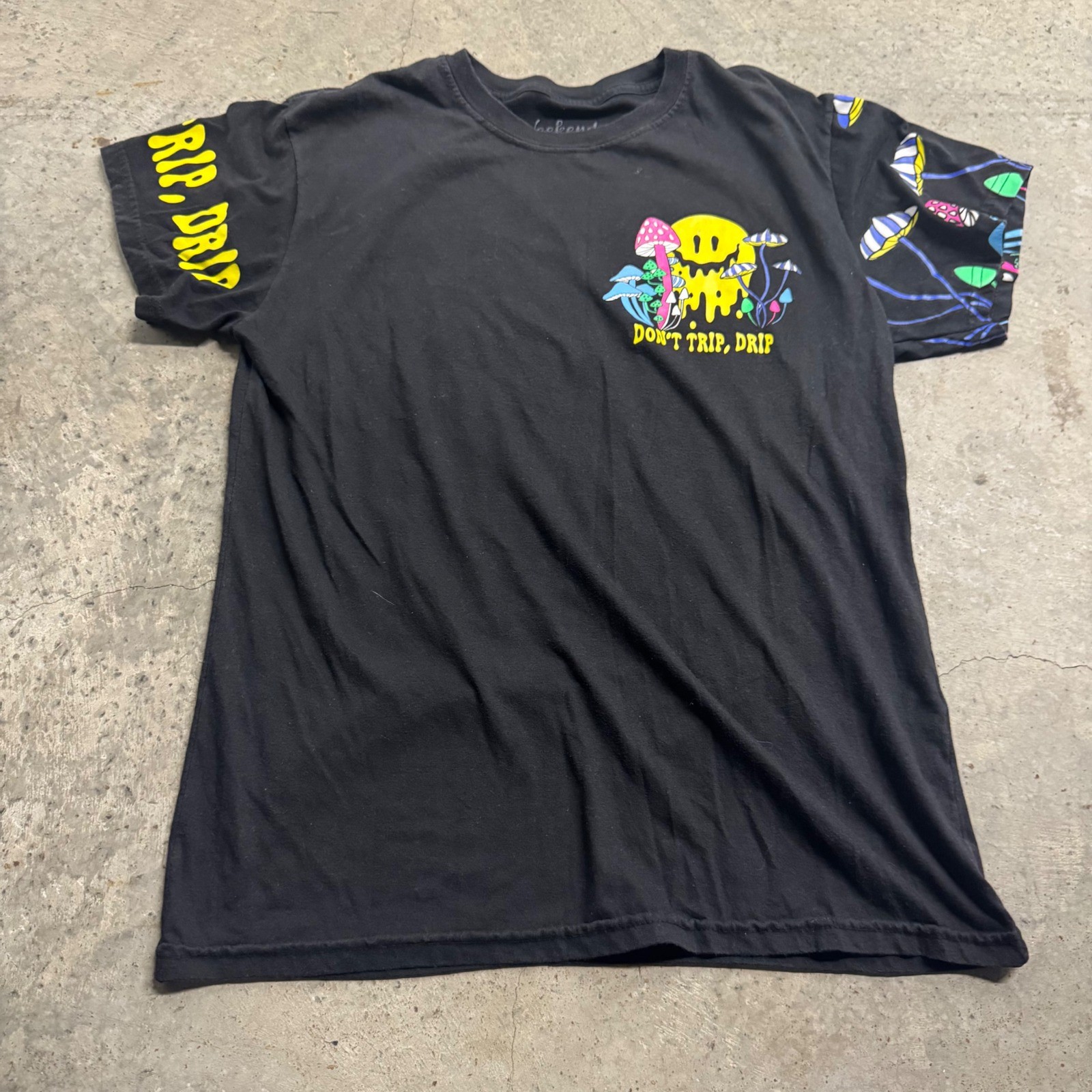 Weekend Warrior Men’s Black Trippy Smiley Mushroom Graphic Short Sleeve Tee Sz M