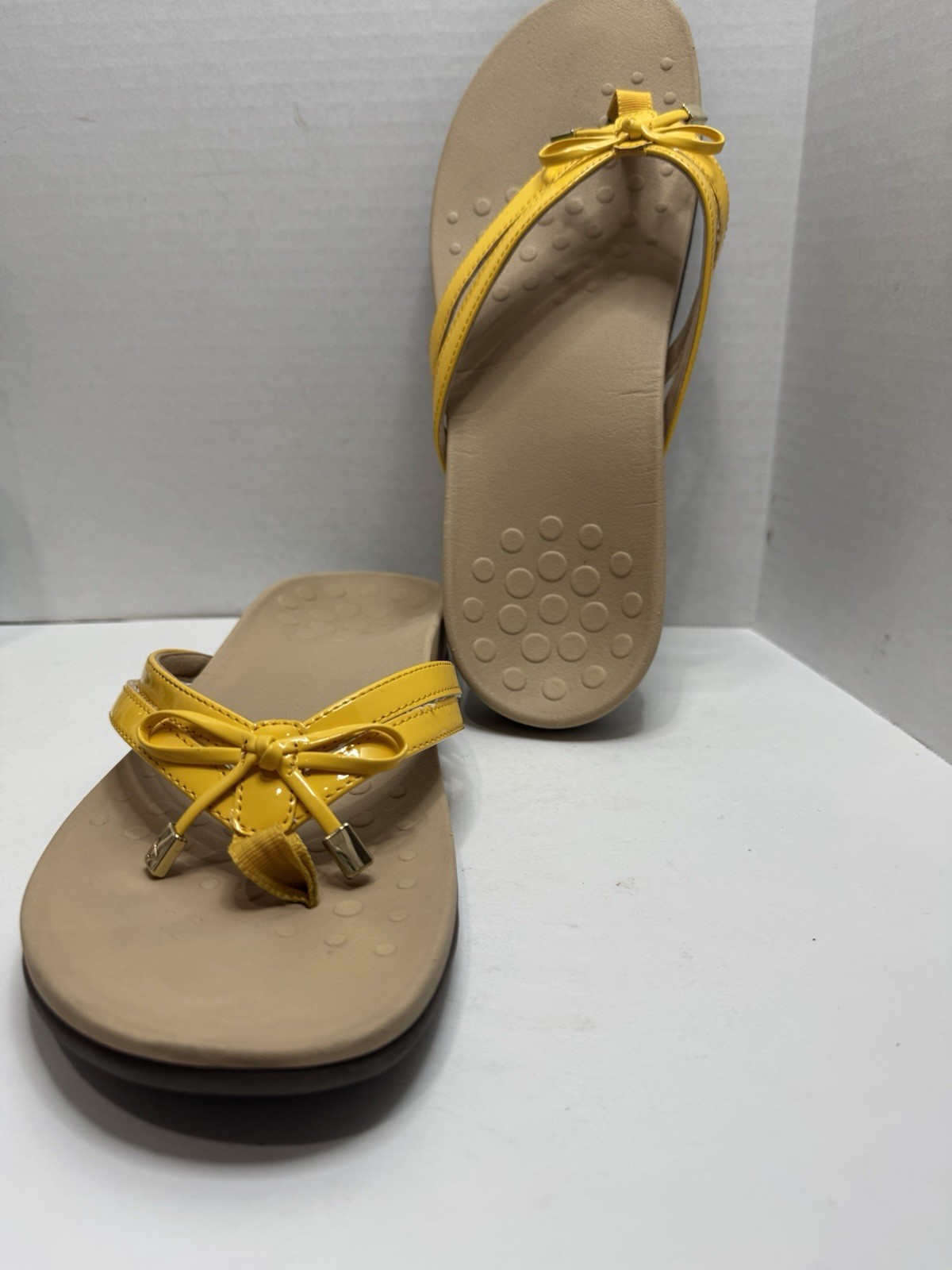 Vionic Bella II Yellow Patent Toe-Post Slip On Sandals Size 11 Bow Slide Comfy