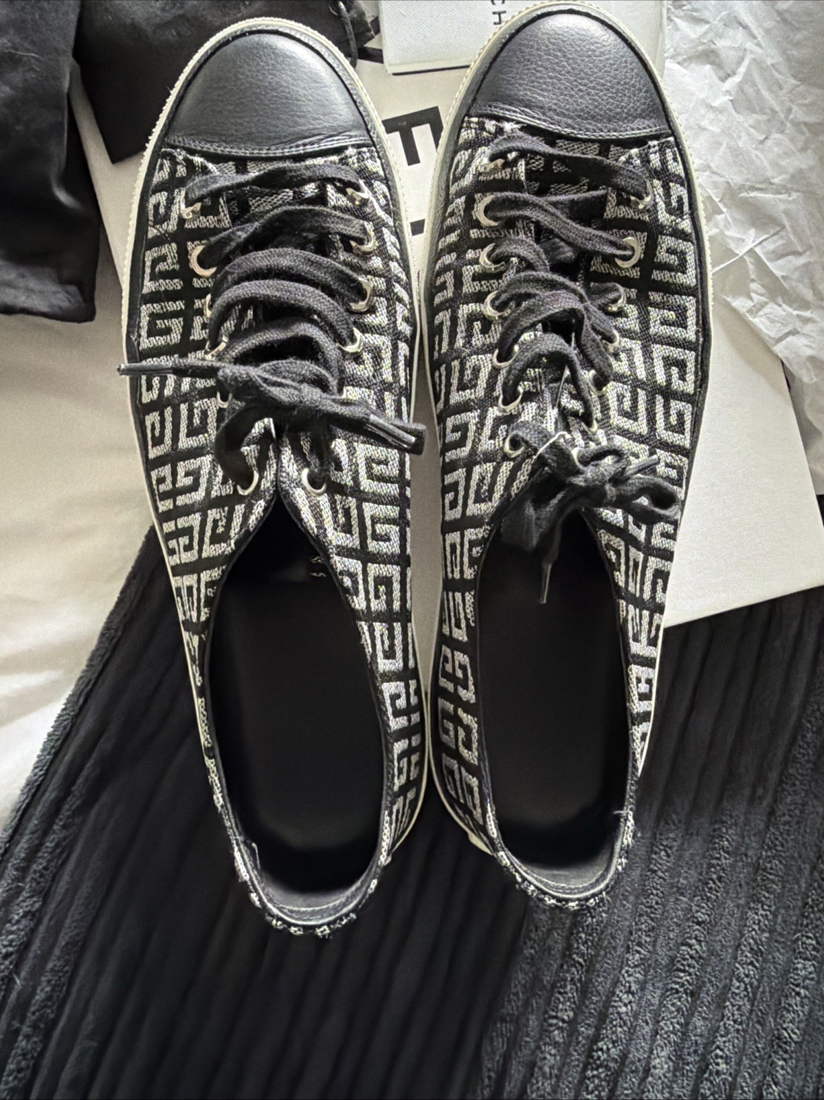 GIVENCHY – Black/Silvery City Low Top Sneakers – EU 44/US 11 – AUTHENTIC