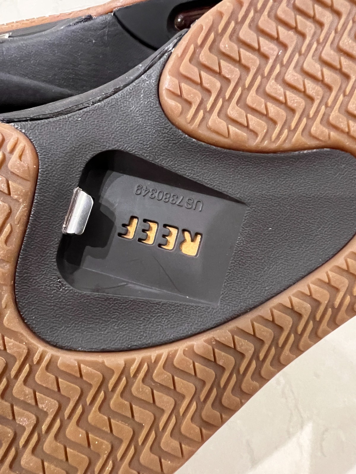 REEF Men’s Fanning Bottle Opener Flip Flops, Brown/Gum – Size 13