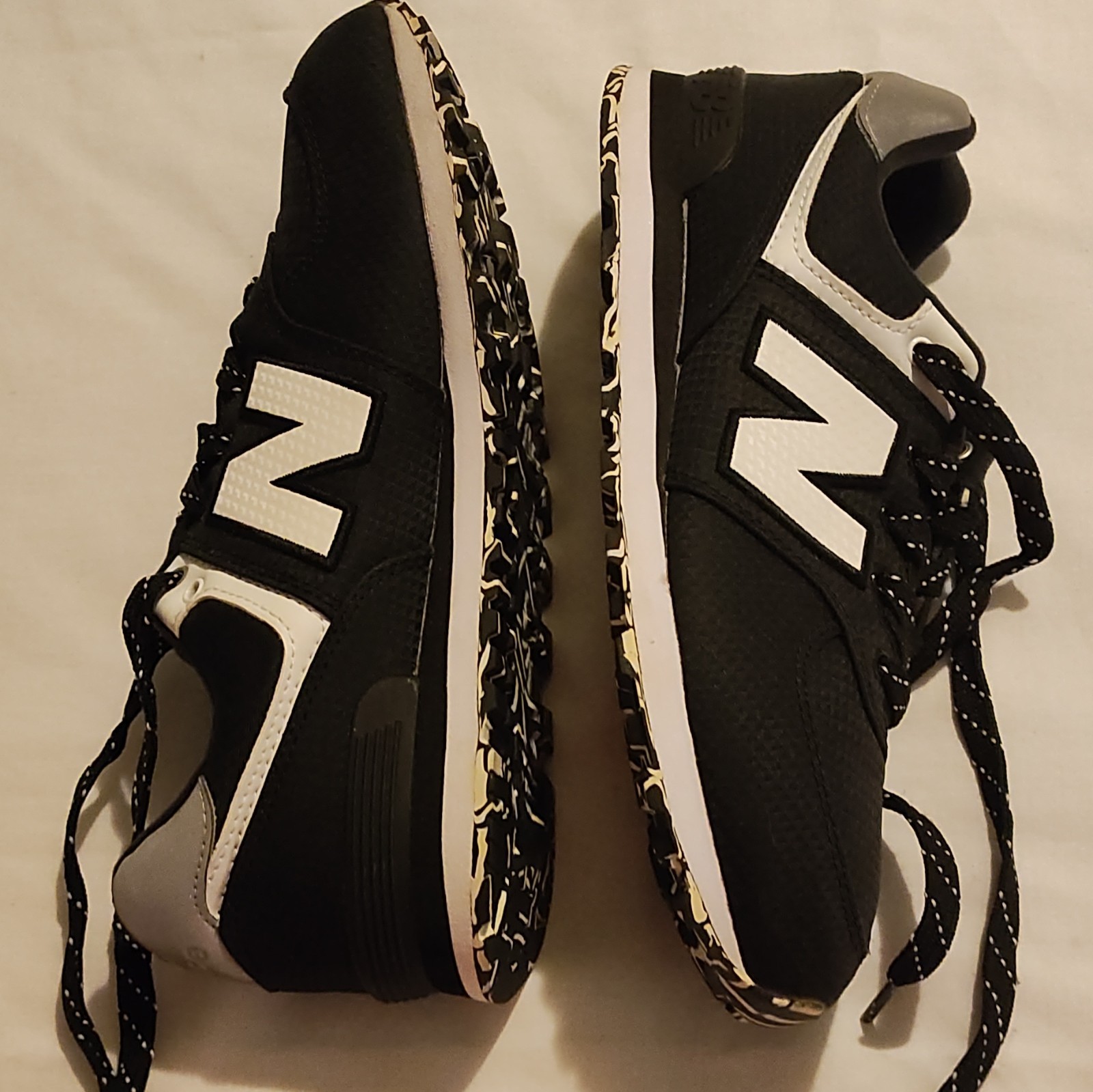 New Balance 574 Black/White/Gray Low Top Men’s Lace-Up Sneakers GC574WM2