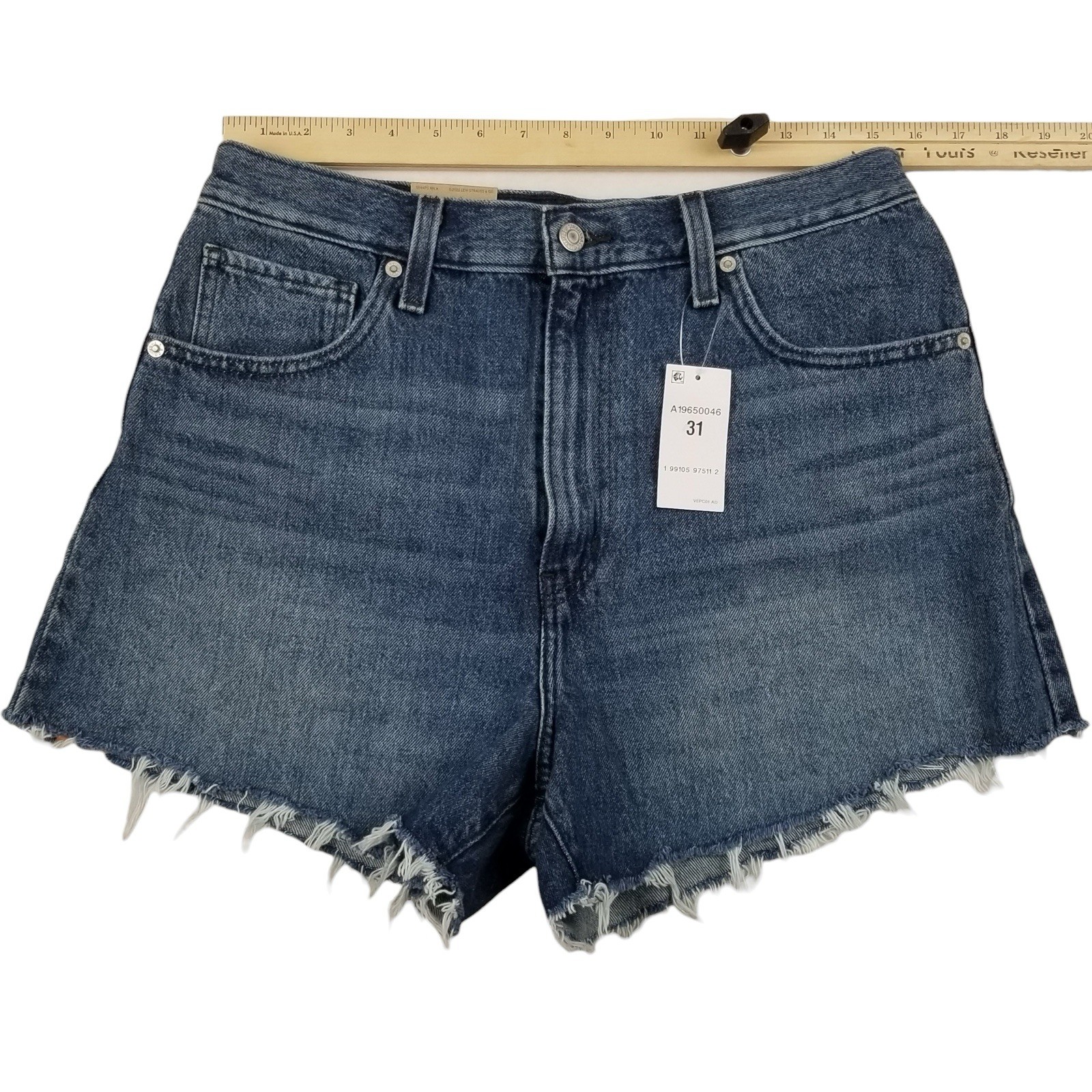 Levi’s Women’s High SZ 31 Waisted Relaxed Fit 5 Pocket Cotton Denim Mom Short