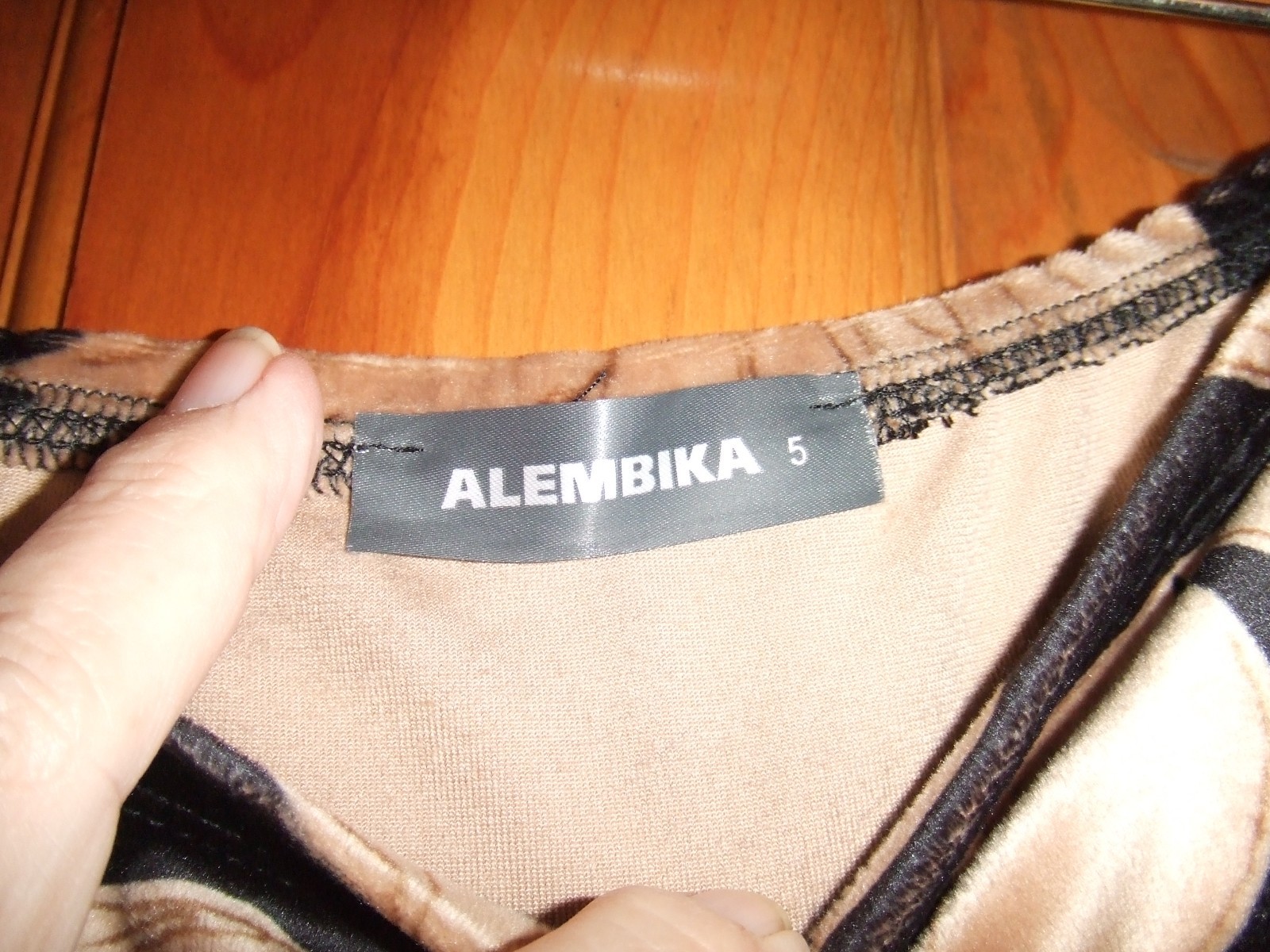 ALEMBIKA floral print velour barrel midi skirt w/elastic waist. Size 5-XL.