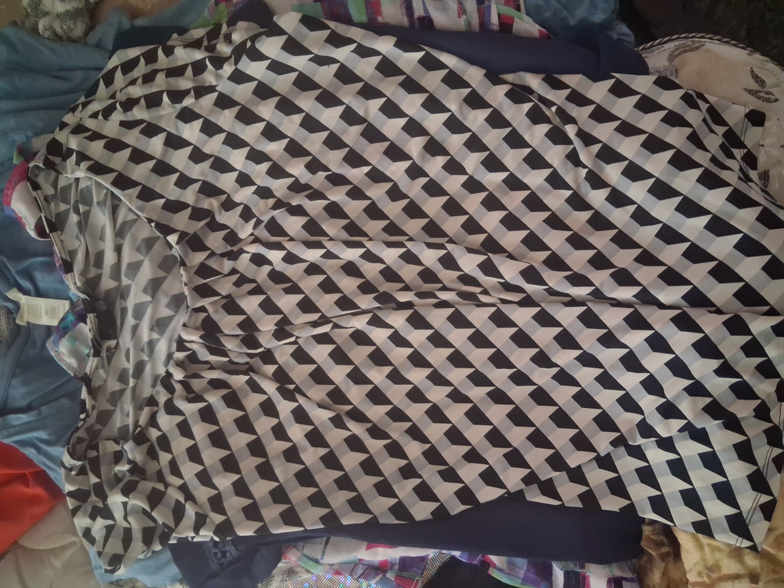 Worthington Plus 1X Black/White Geometric Chiffon Pleated V-Neck Blouse